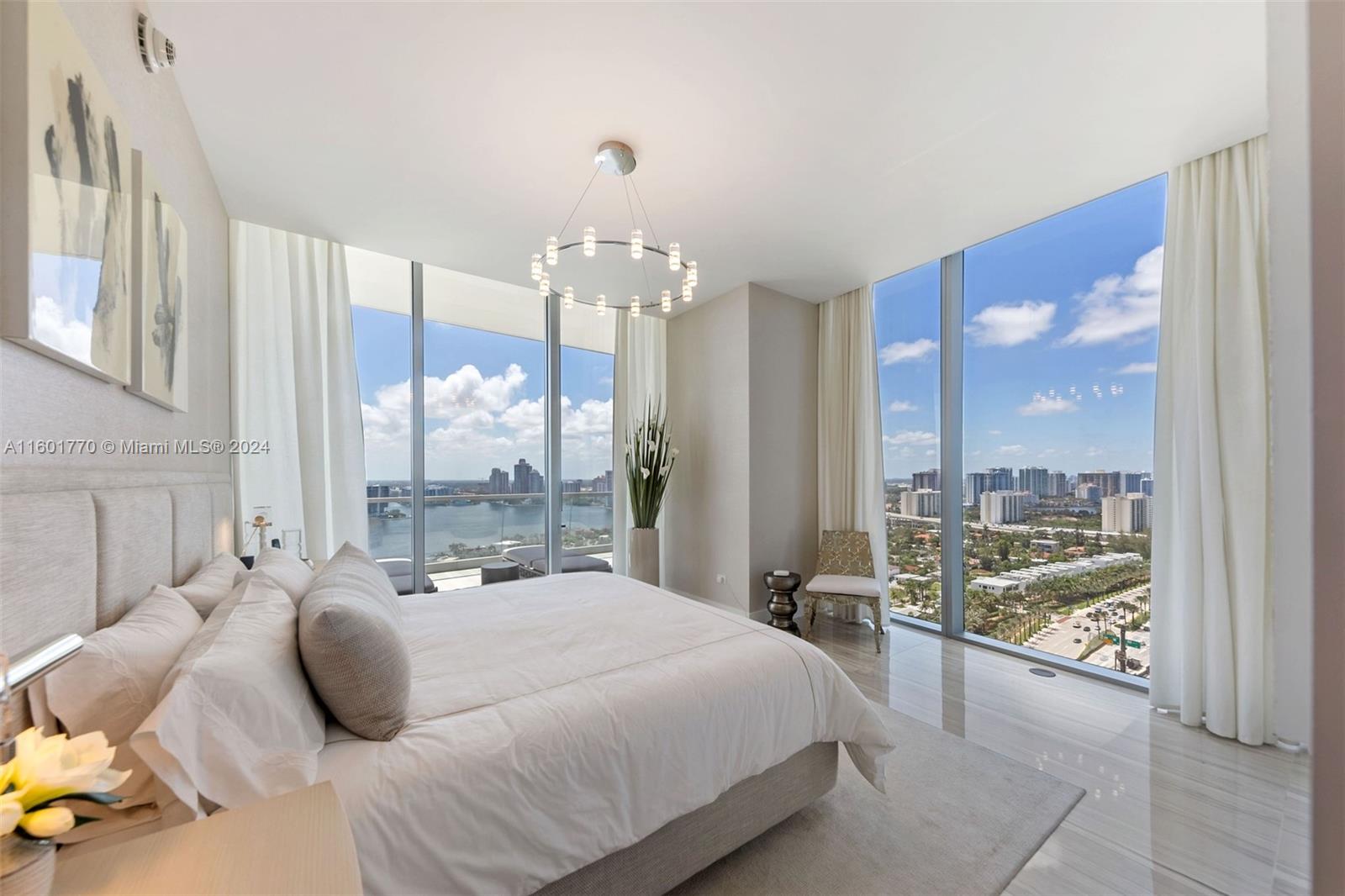 TURNBERRY OCEAN CLUB - Residential