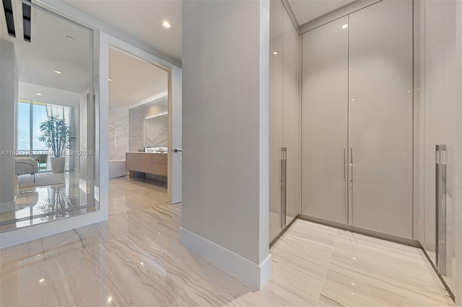 TURNBERRY OCEAN CLUB - Residential