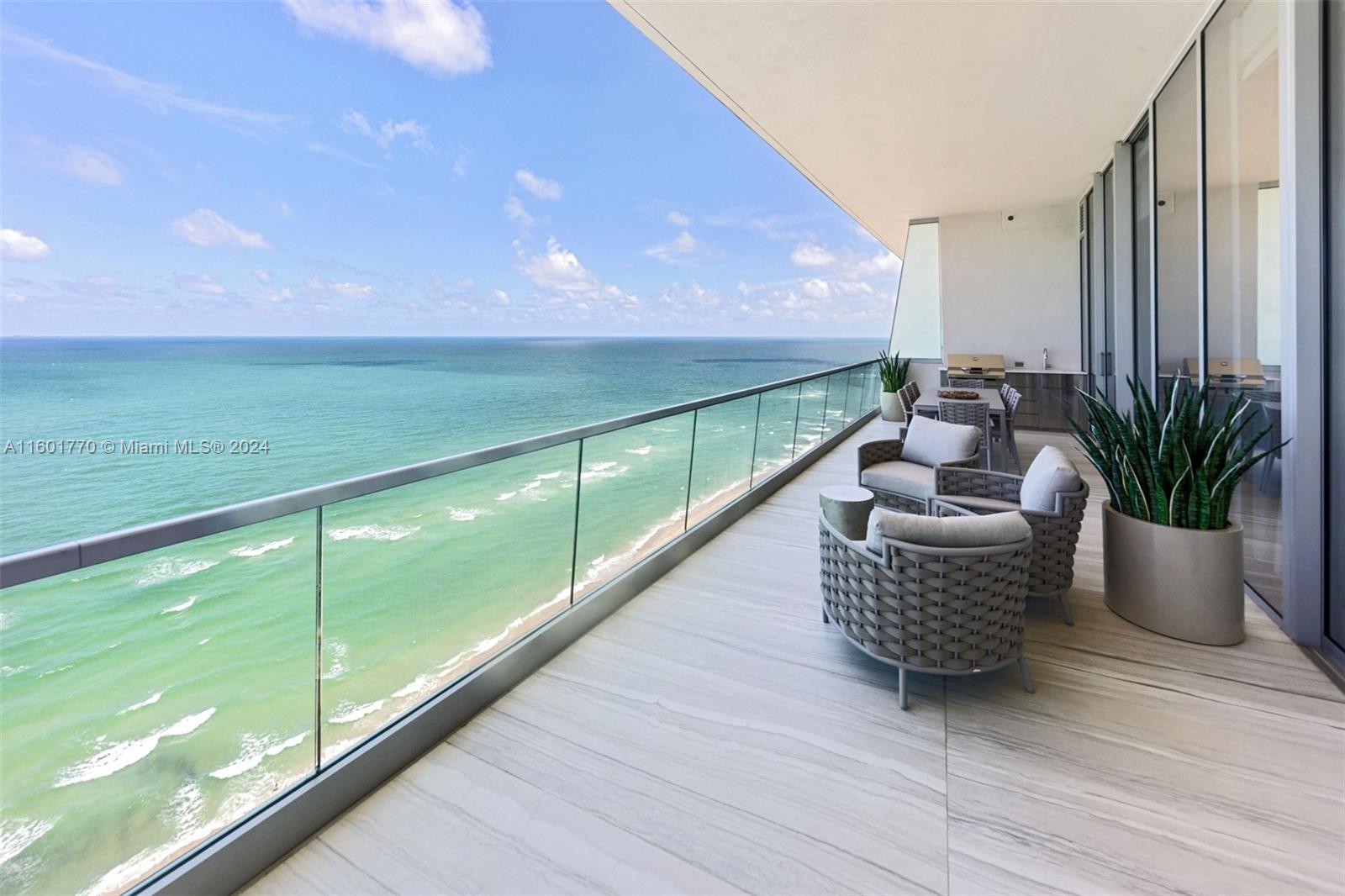 TURNBERRY OCEAN CLUB - Residential