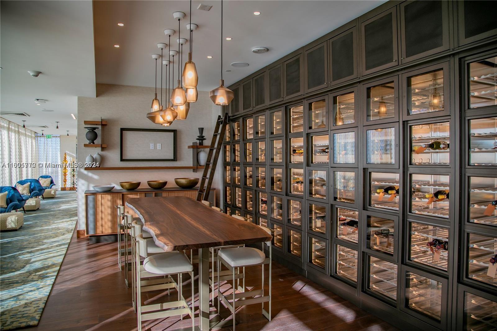 TURNBERRY OCEAN CLUB - Residential