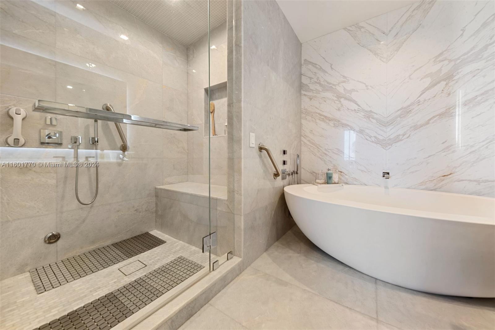 TURNBERRY OCEAN CLUB - Residential