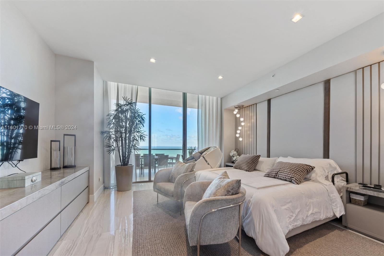 TURNBERRY OCEAN CLUB - Residential