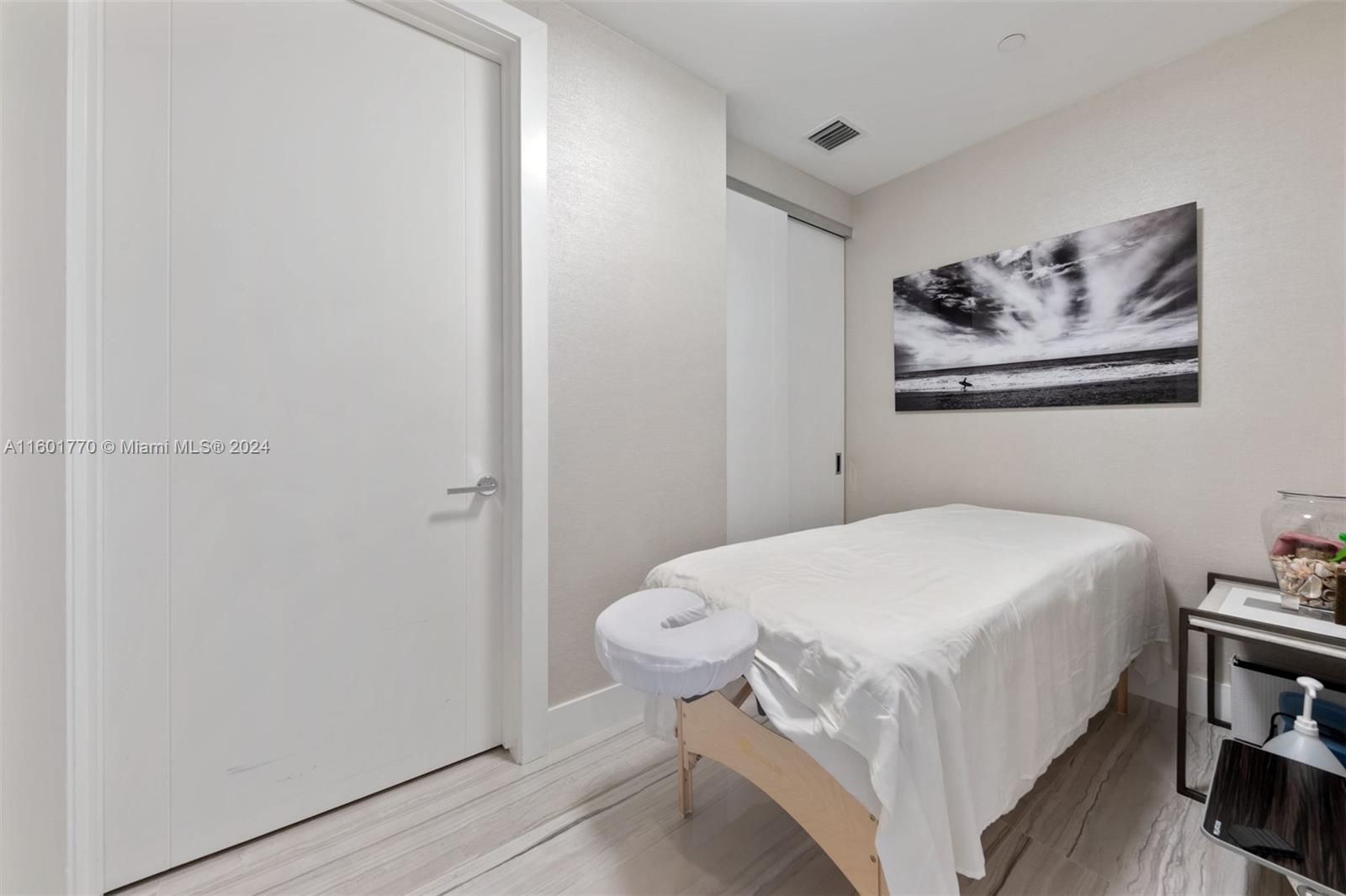 TURNBERRY OCEAN CLUB - Residential