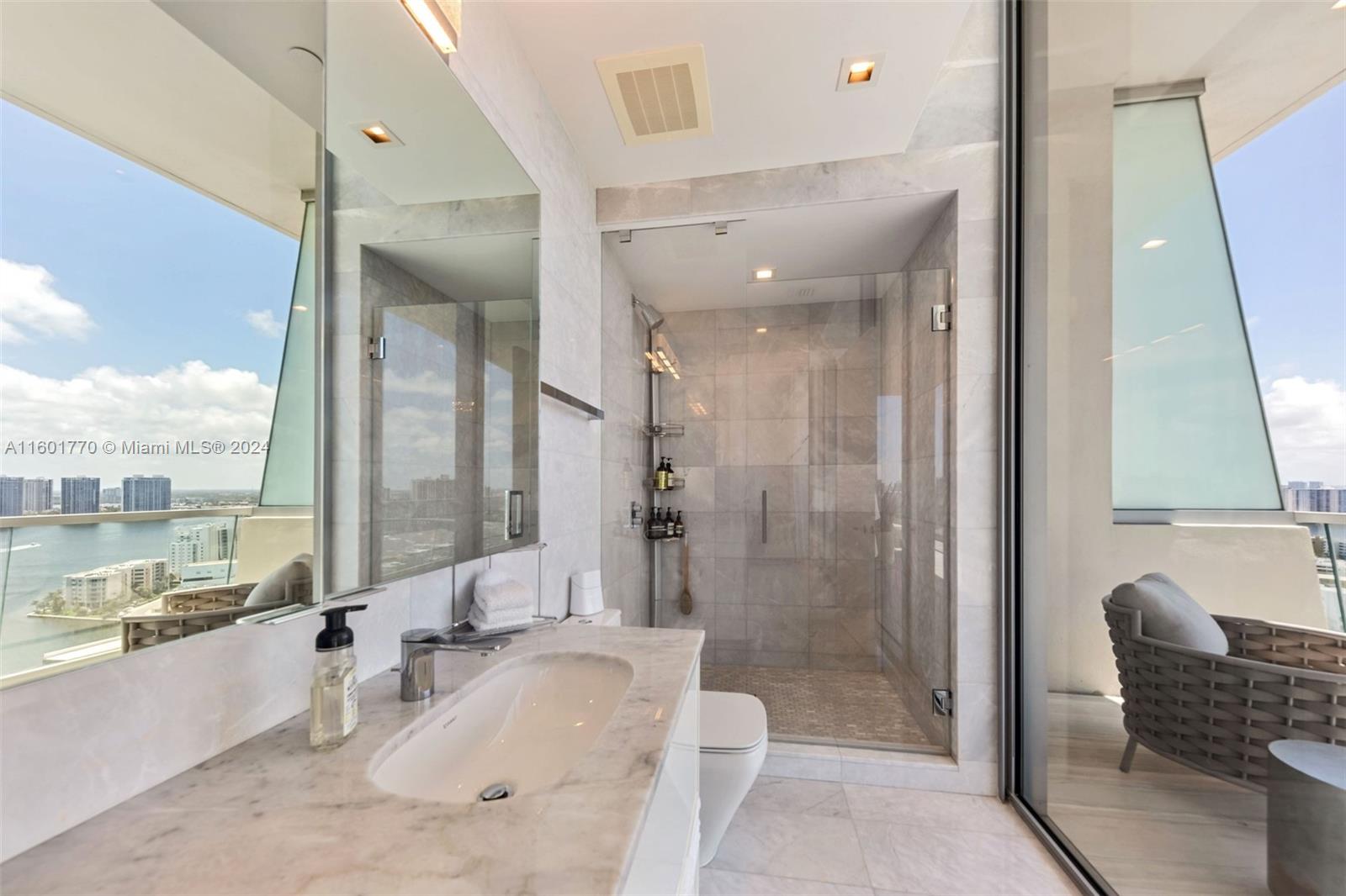 TURNBERRY OCEAN CLUB - Residential