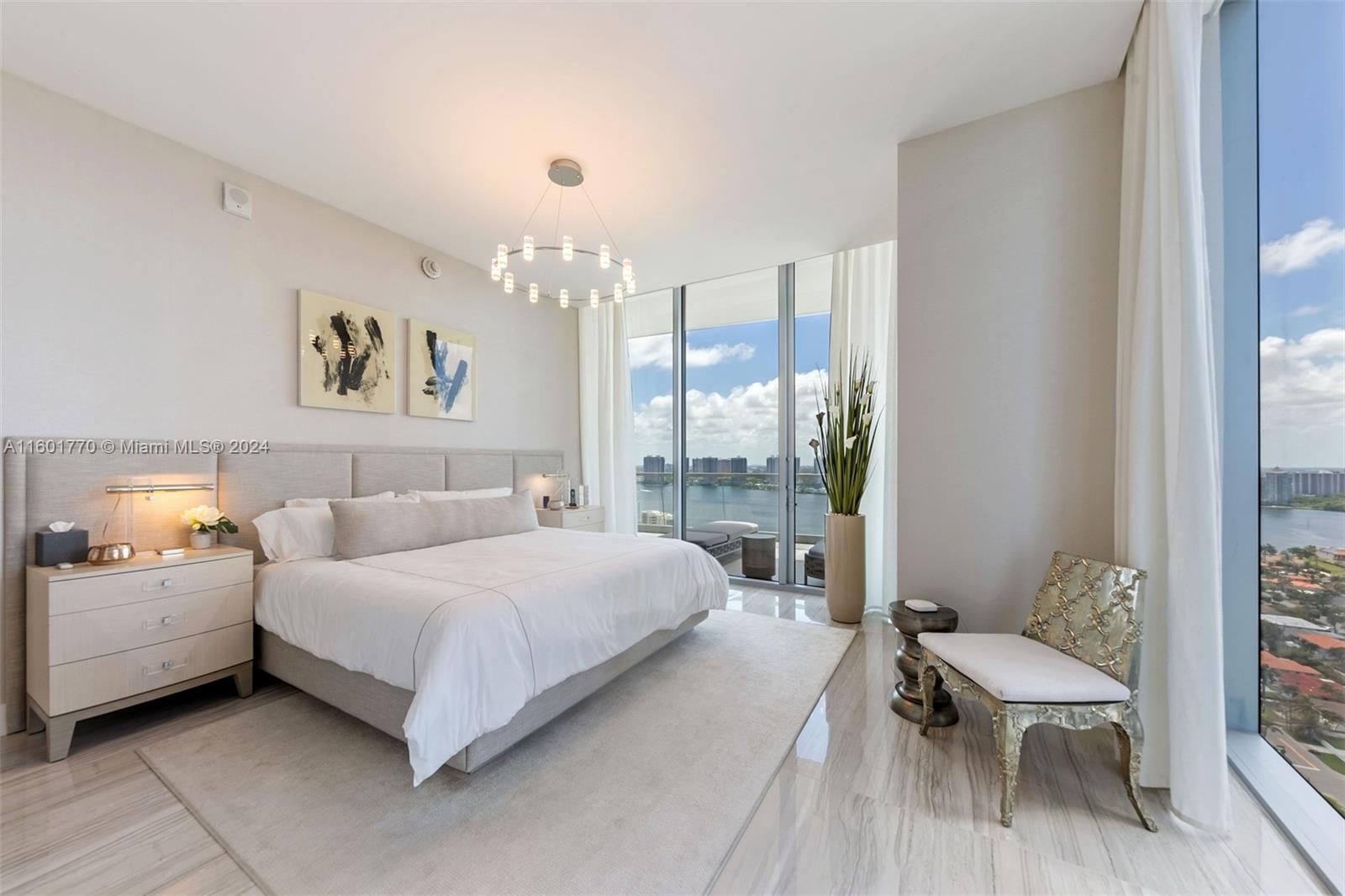 TURNBERRY OCEAN CLUB - Residential