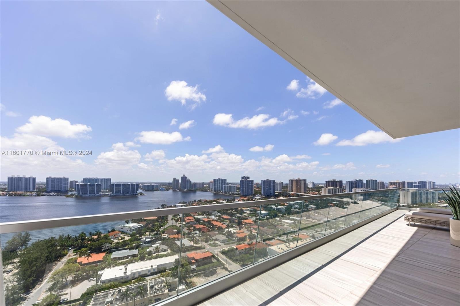 TURNBERRY OCEAN CLUB - Residential