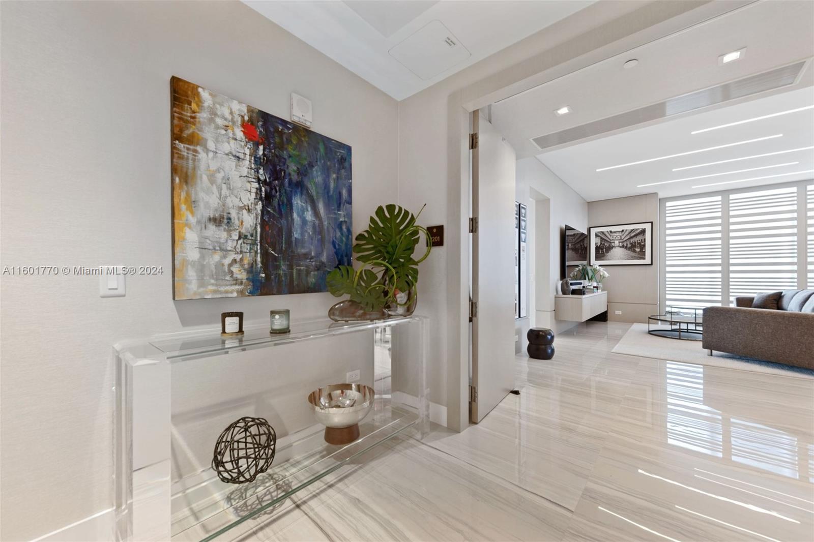 TURNBERRY OCEAN CLUB - Residential