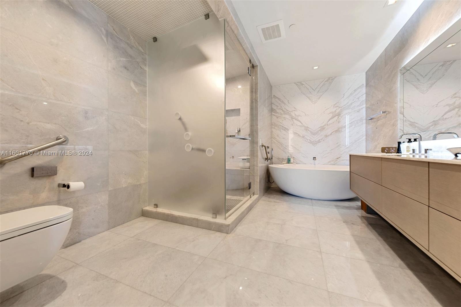 TURNBERRY OCEAN CLUB - Residential