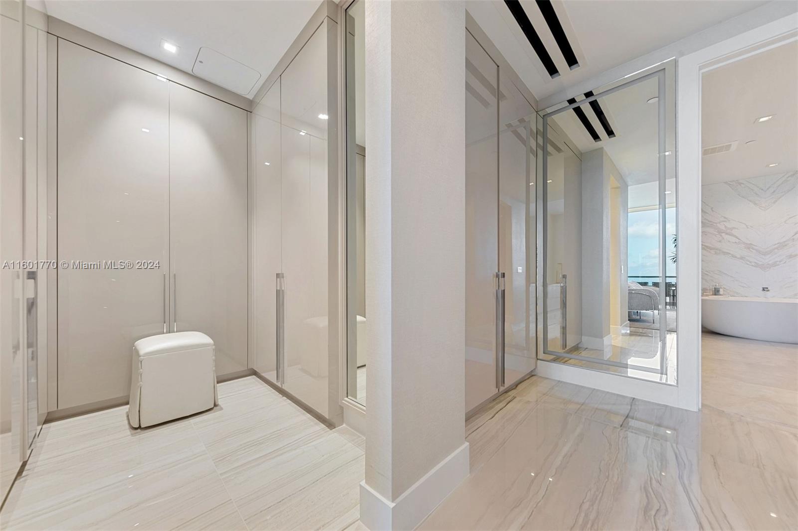 TURNBERRY OCEAN CLUB - Residential