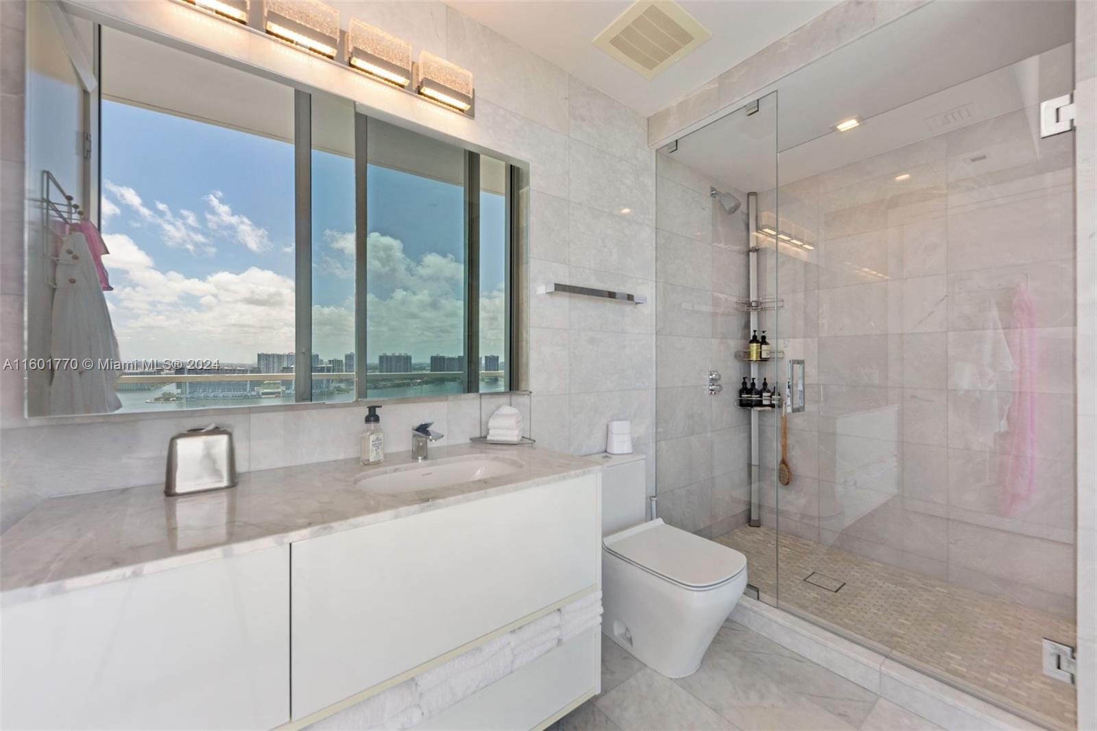 TURNBERRY OCEAN CLUB - Residential