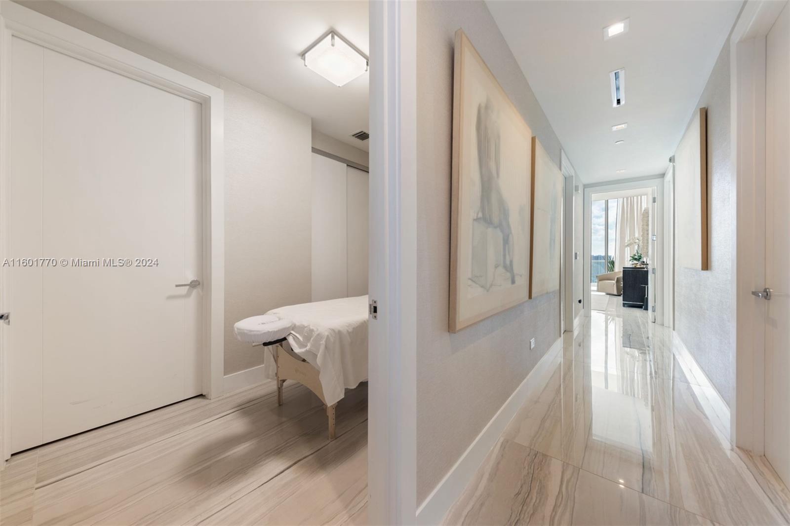 TURNBERRY OCEAN CLUB - Residential