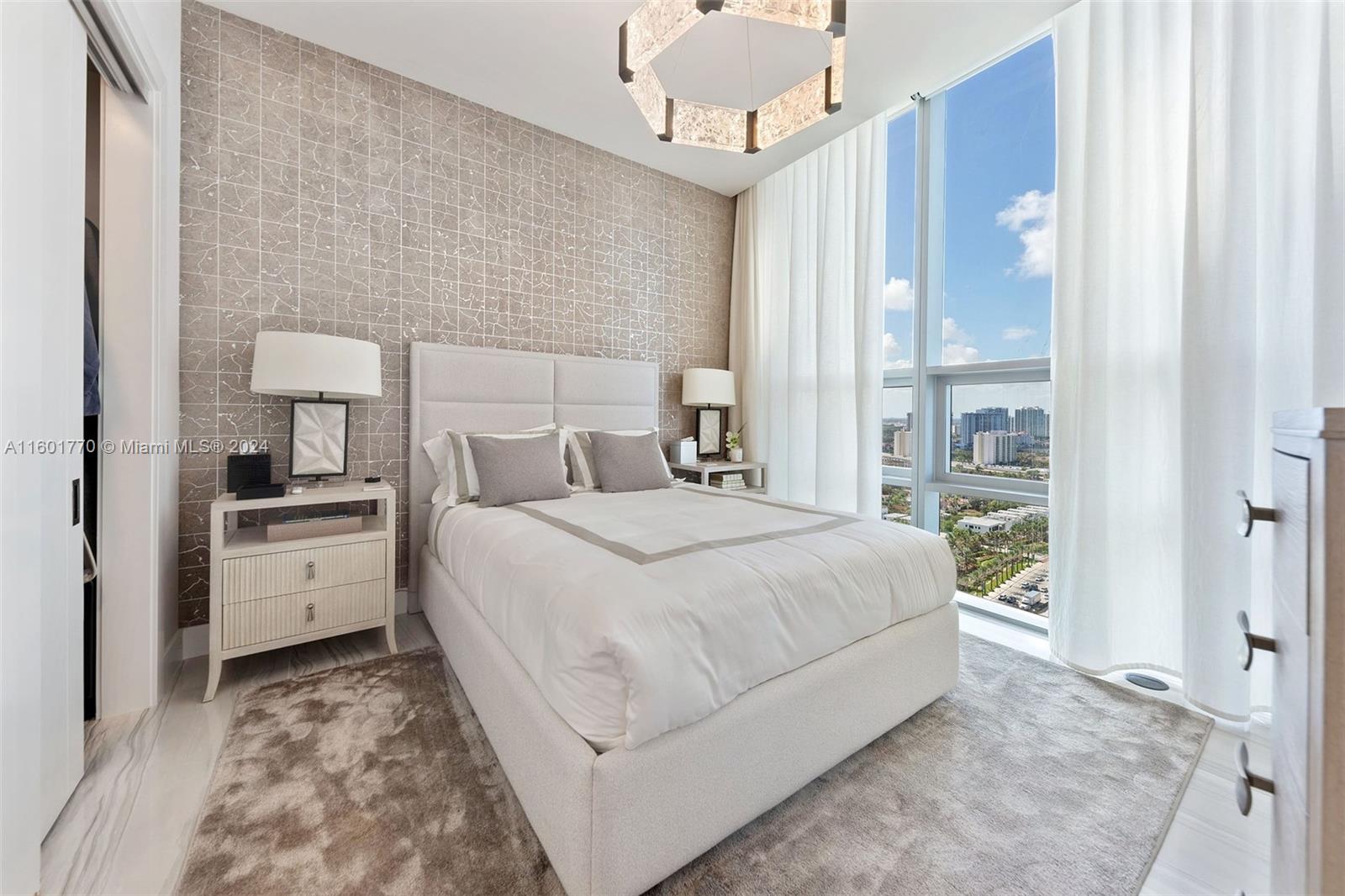 TURNBERRY OCEAN CLUB - Residential