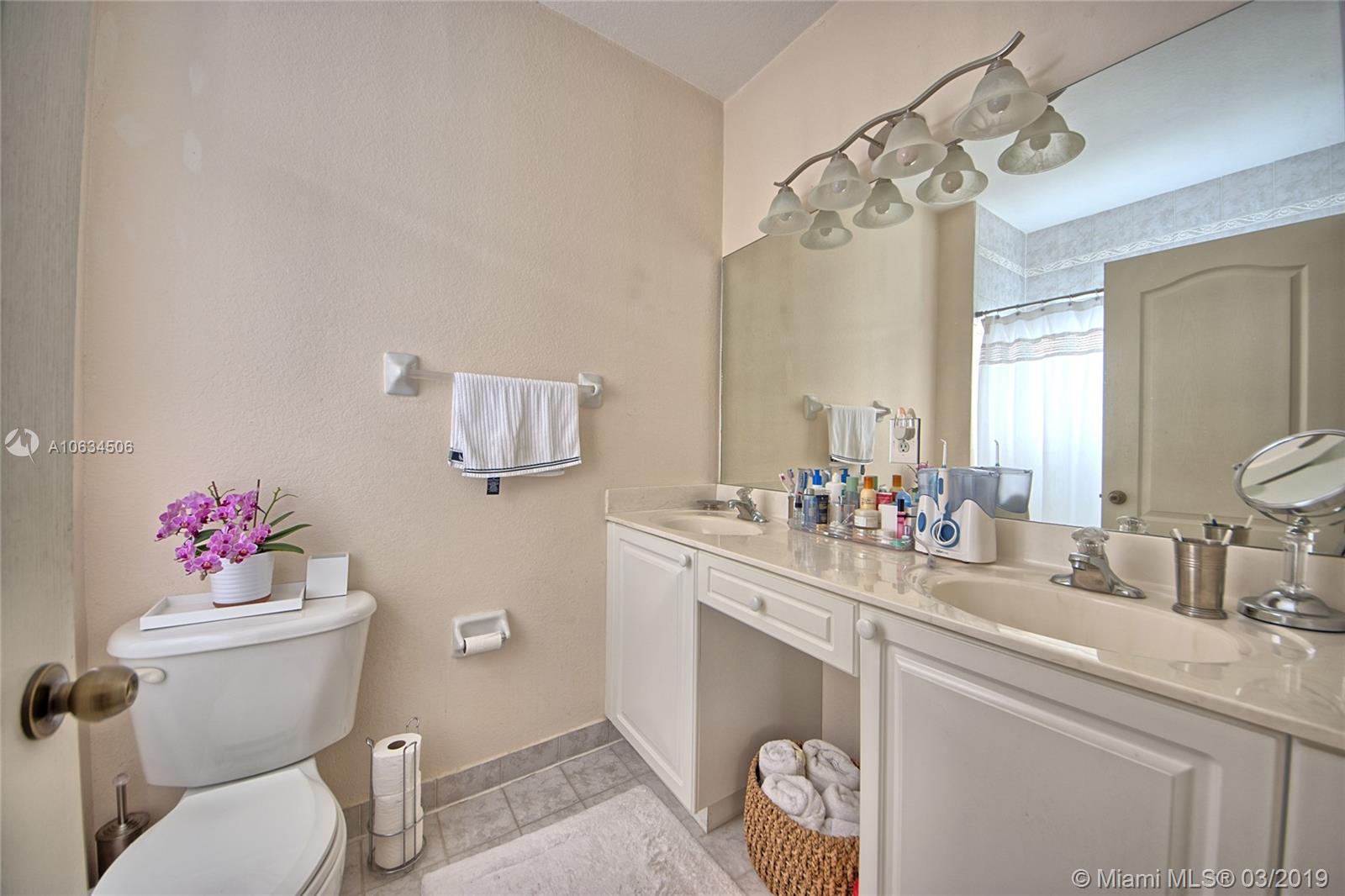 EMERALD LAKES - Residential