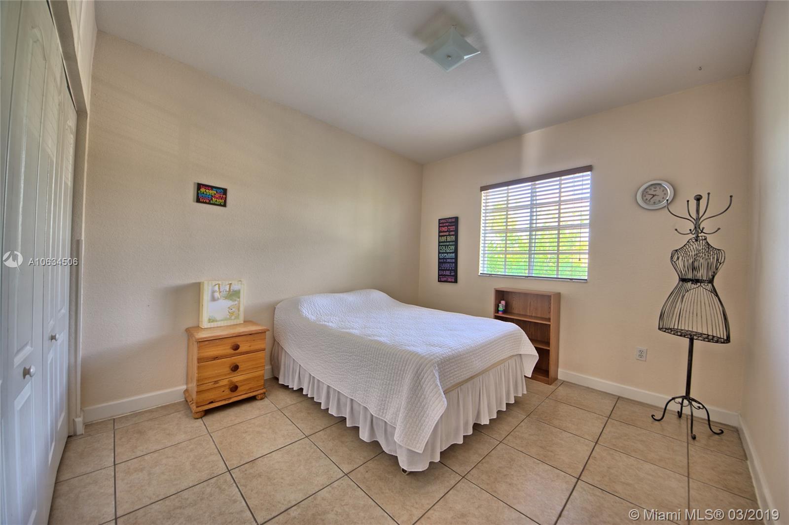 EMERALD LAKES - Residential