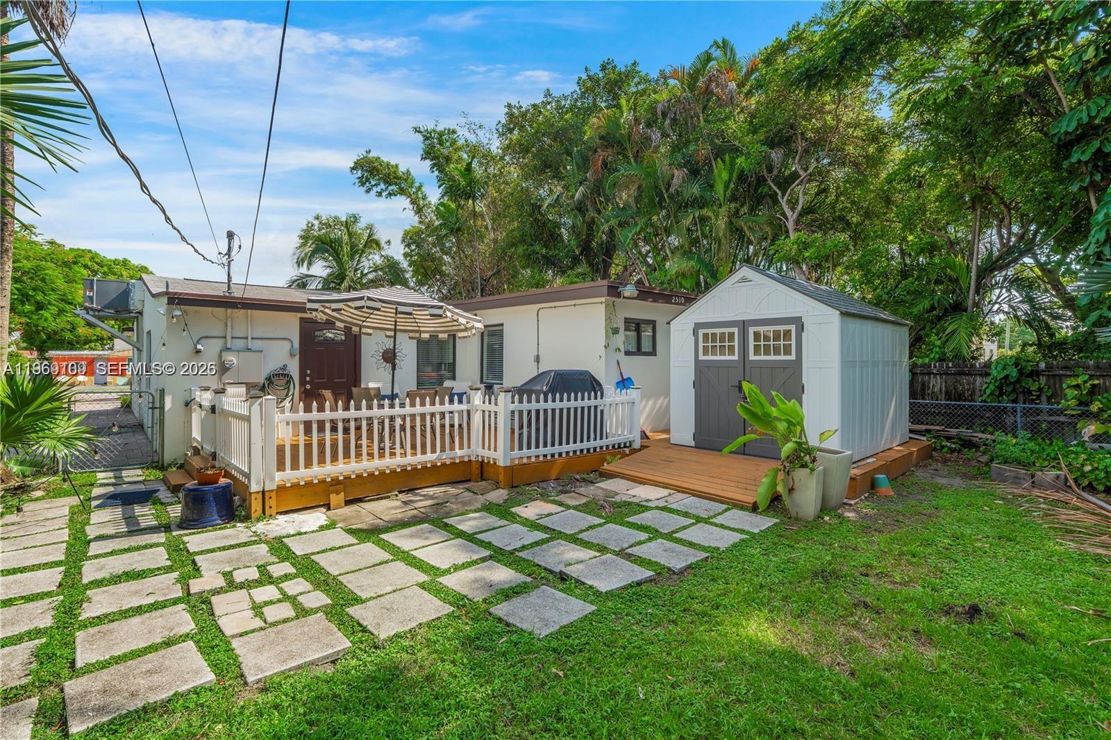 HOLLYWOOD PARK - Residential