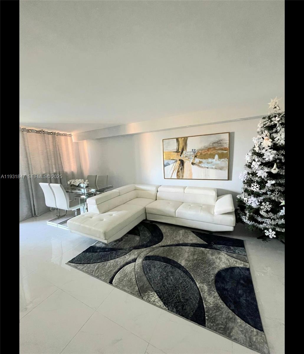 VERSIALLES GARDENS II CON - Residential