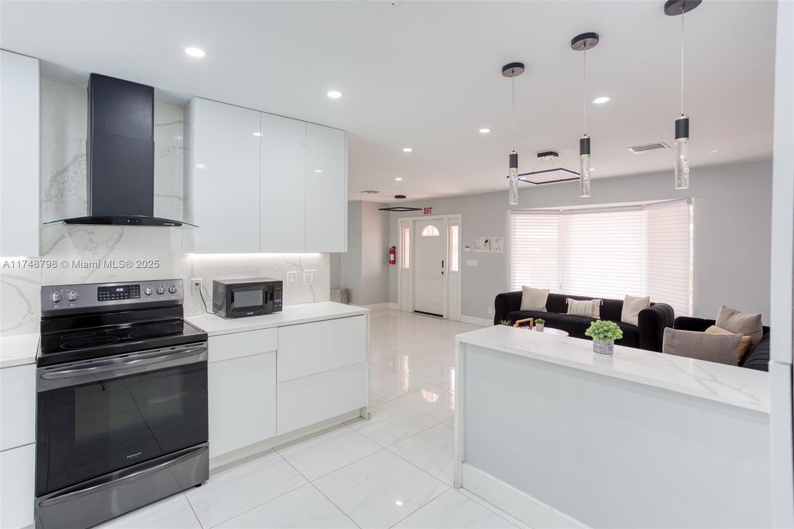 HOLLYWOOD HILLS - Residential