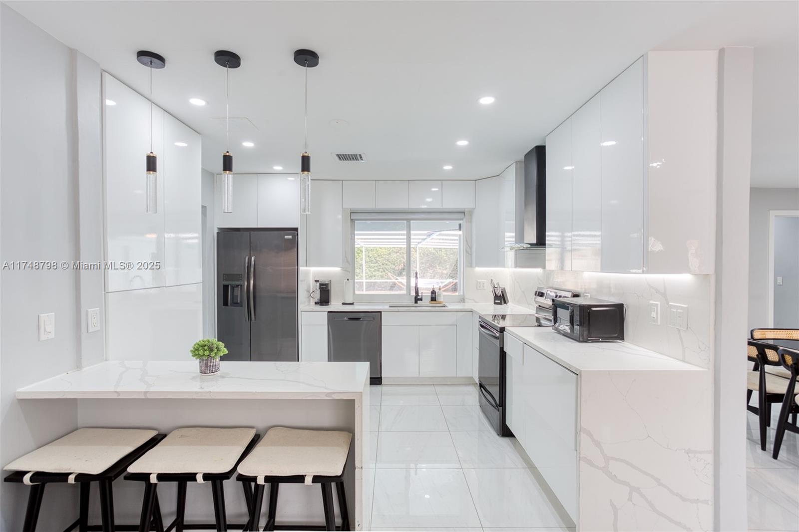 HOLLYWOOD HILLS - Residential