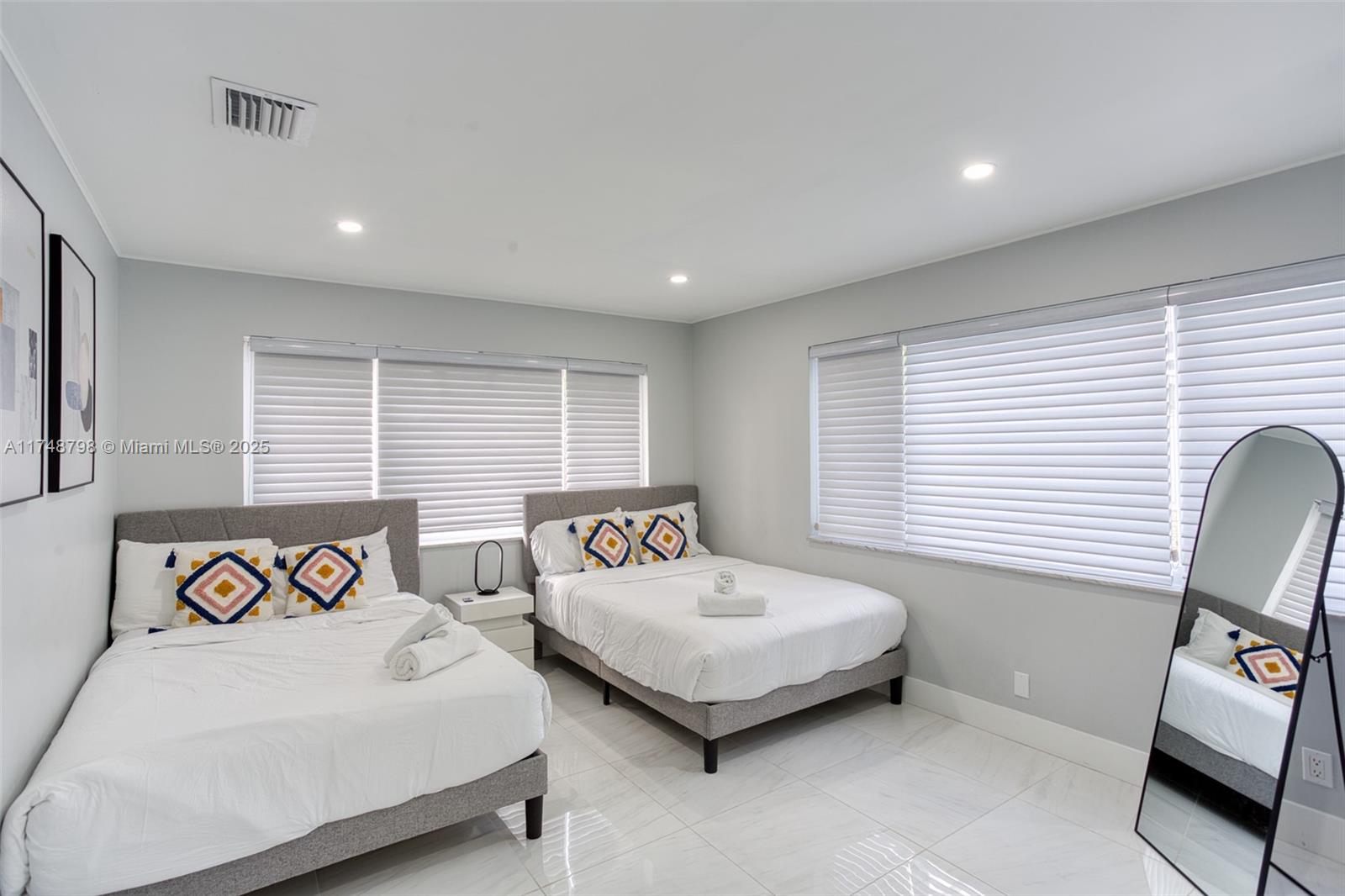 HOLLYWOOD HILLS - Residential