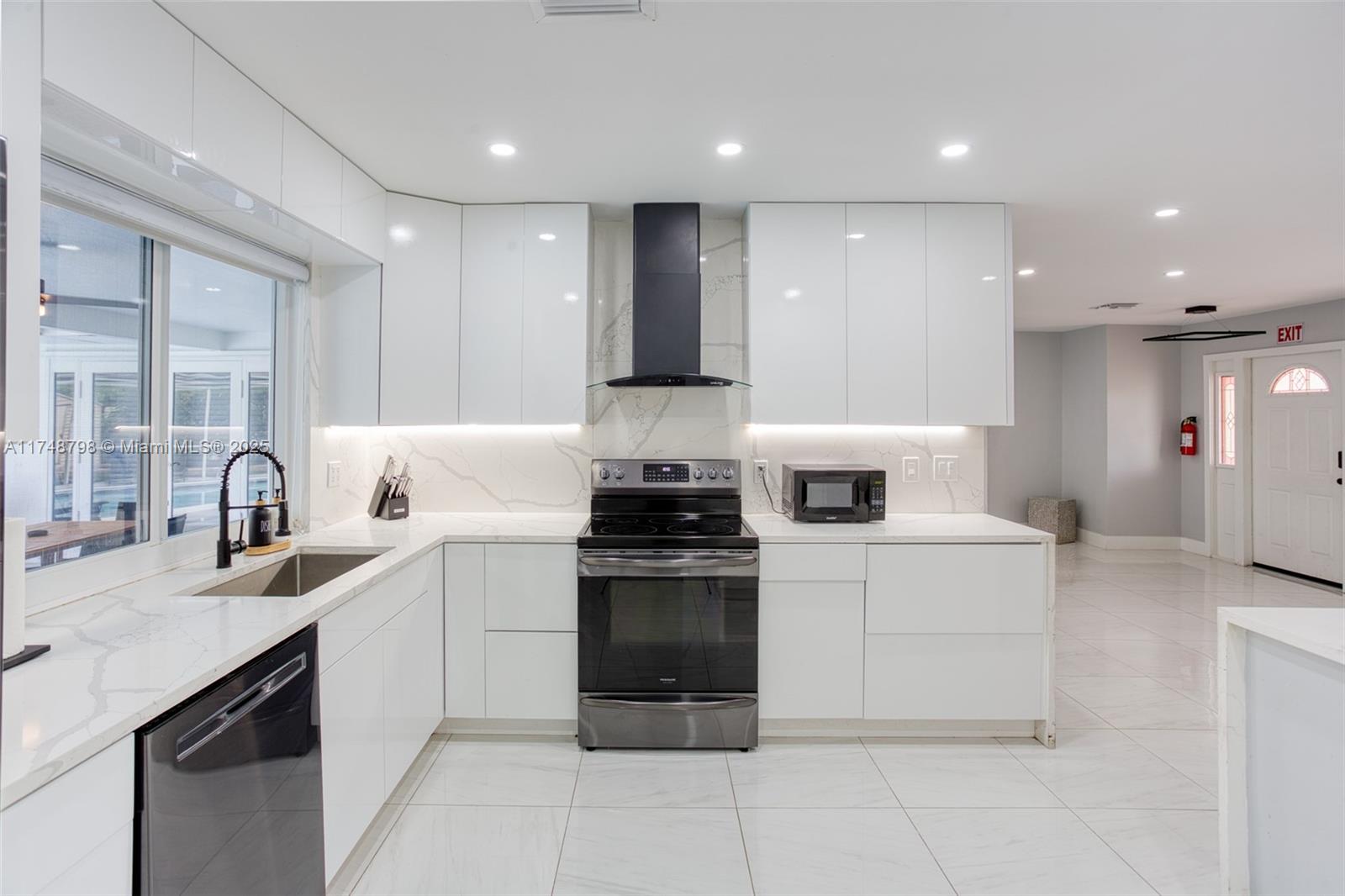 HOLLYWOOD HILLS - Residential