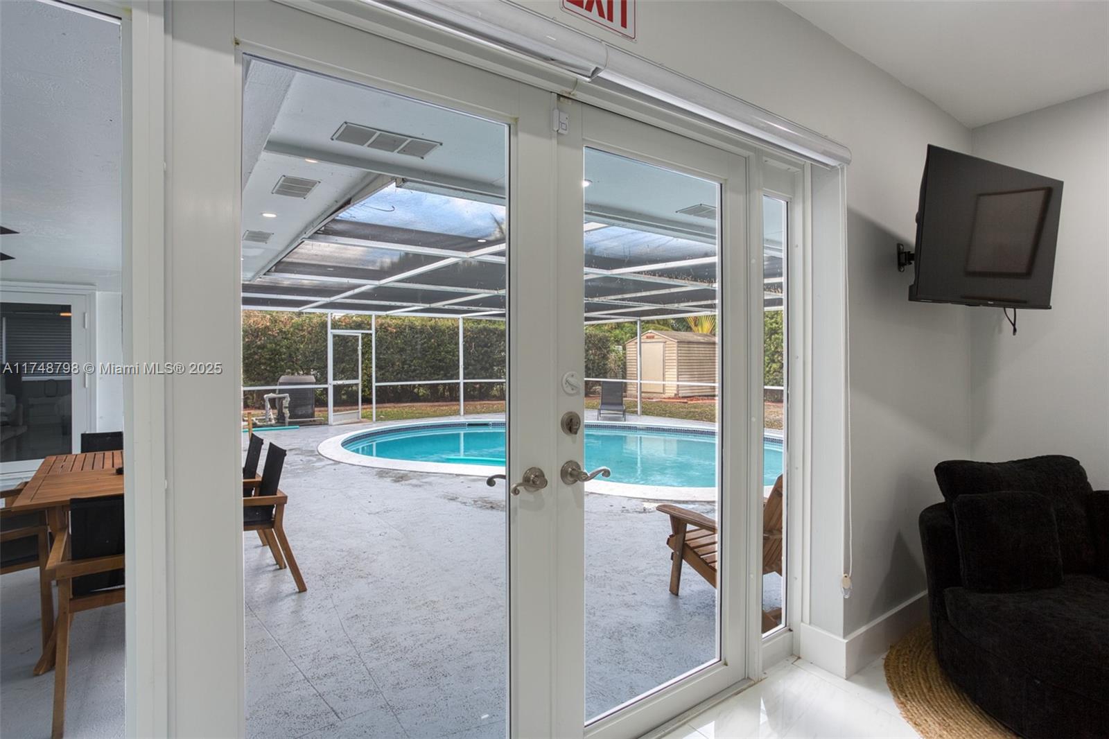 HOLLYWOOD HILLS - Residential