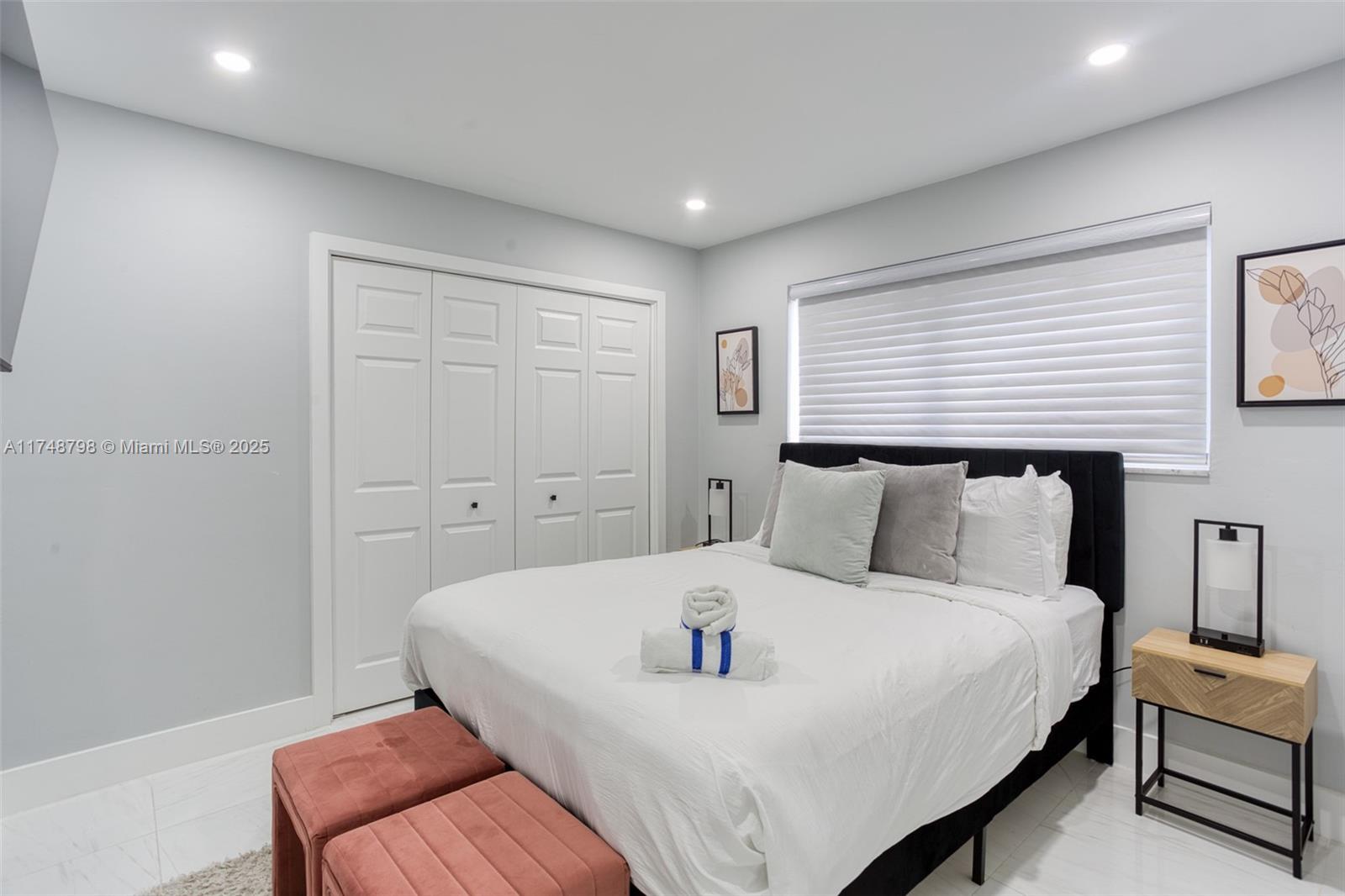 HOLLYWOOD HILLS - Residential