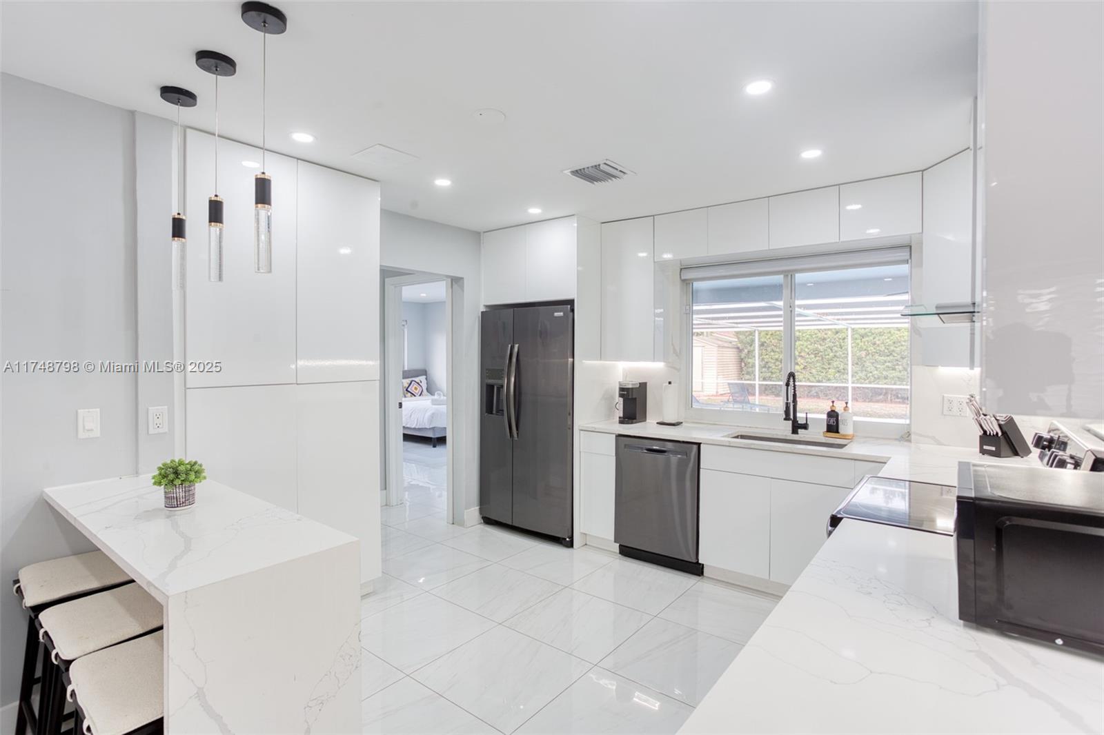 HOLLYWOOD HILLS - Residential