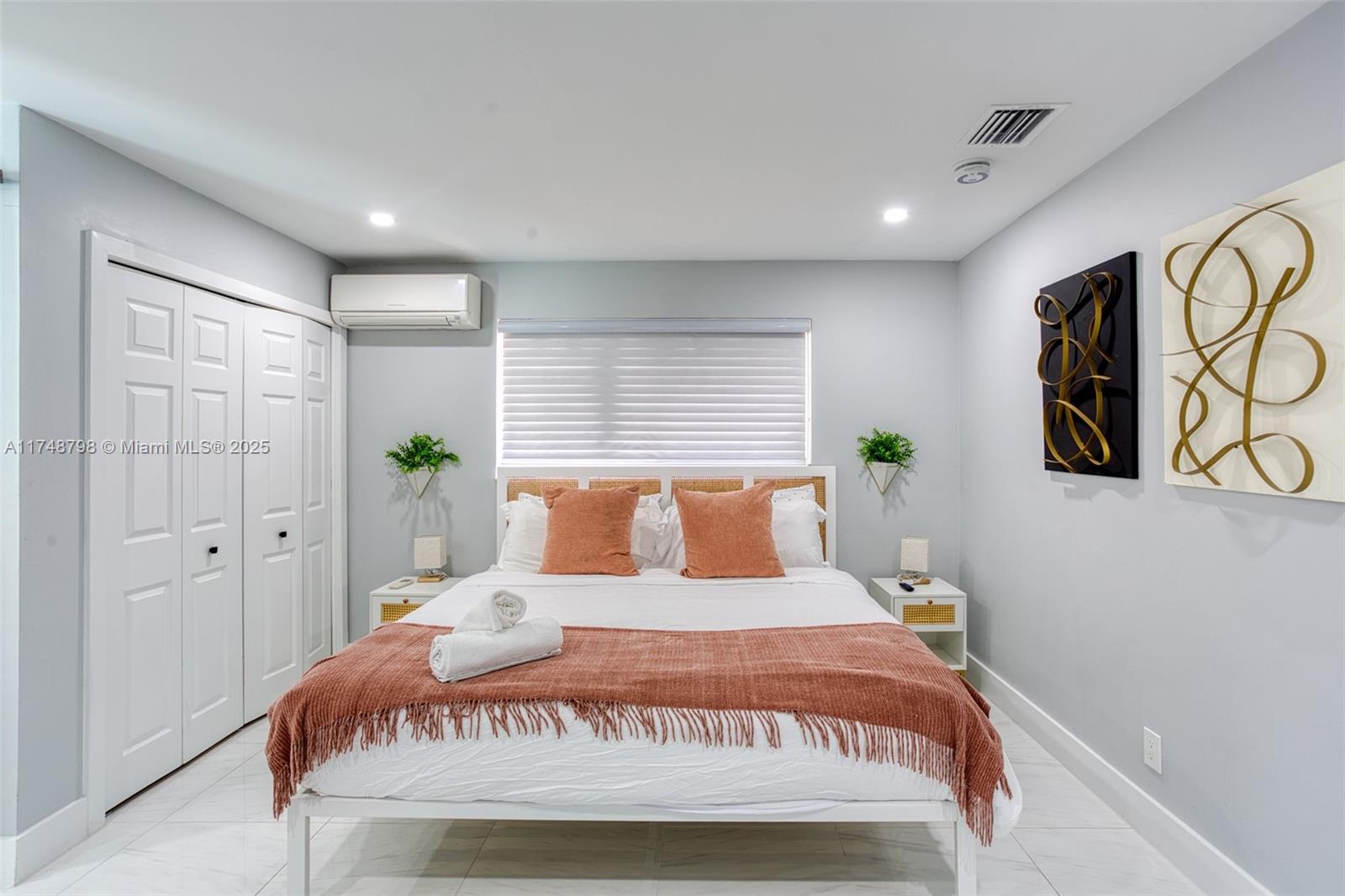 HOLLYWOOD HILLS - Residential