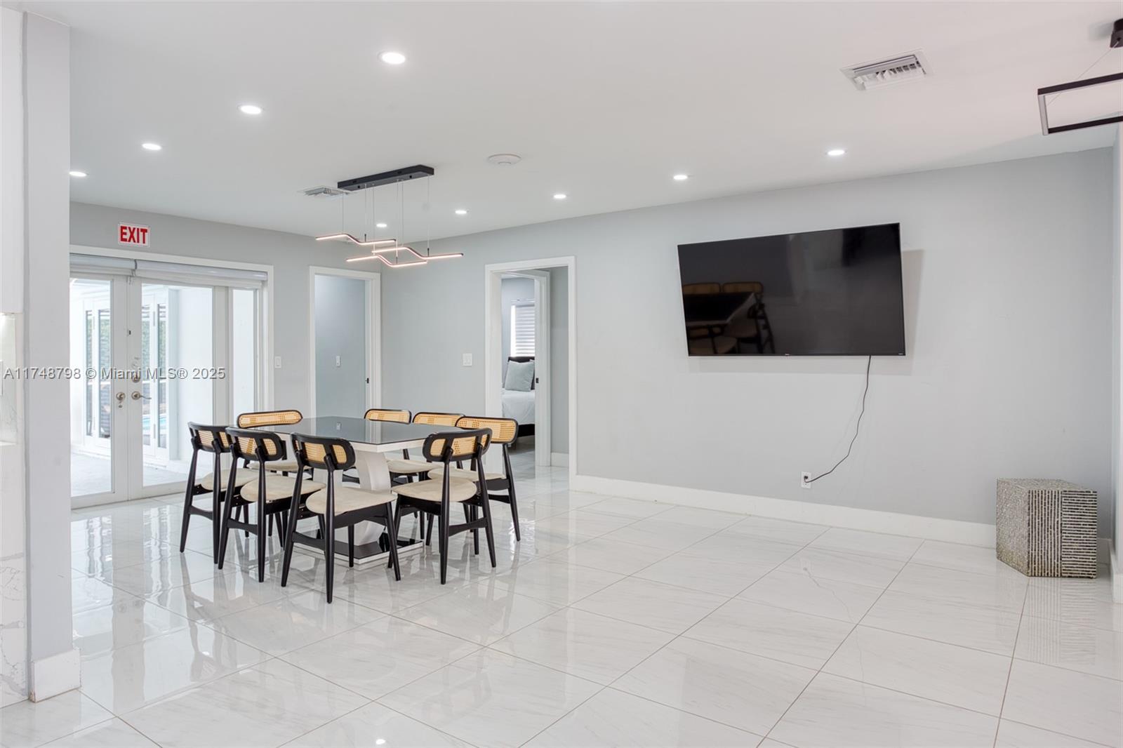 HOLLYWOOD HILLS - Residential