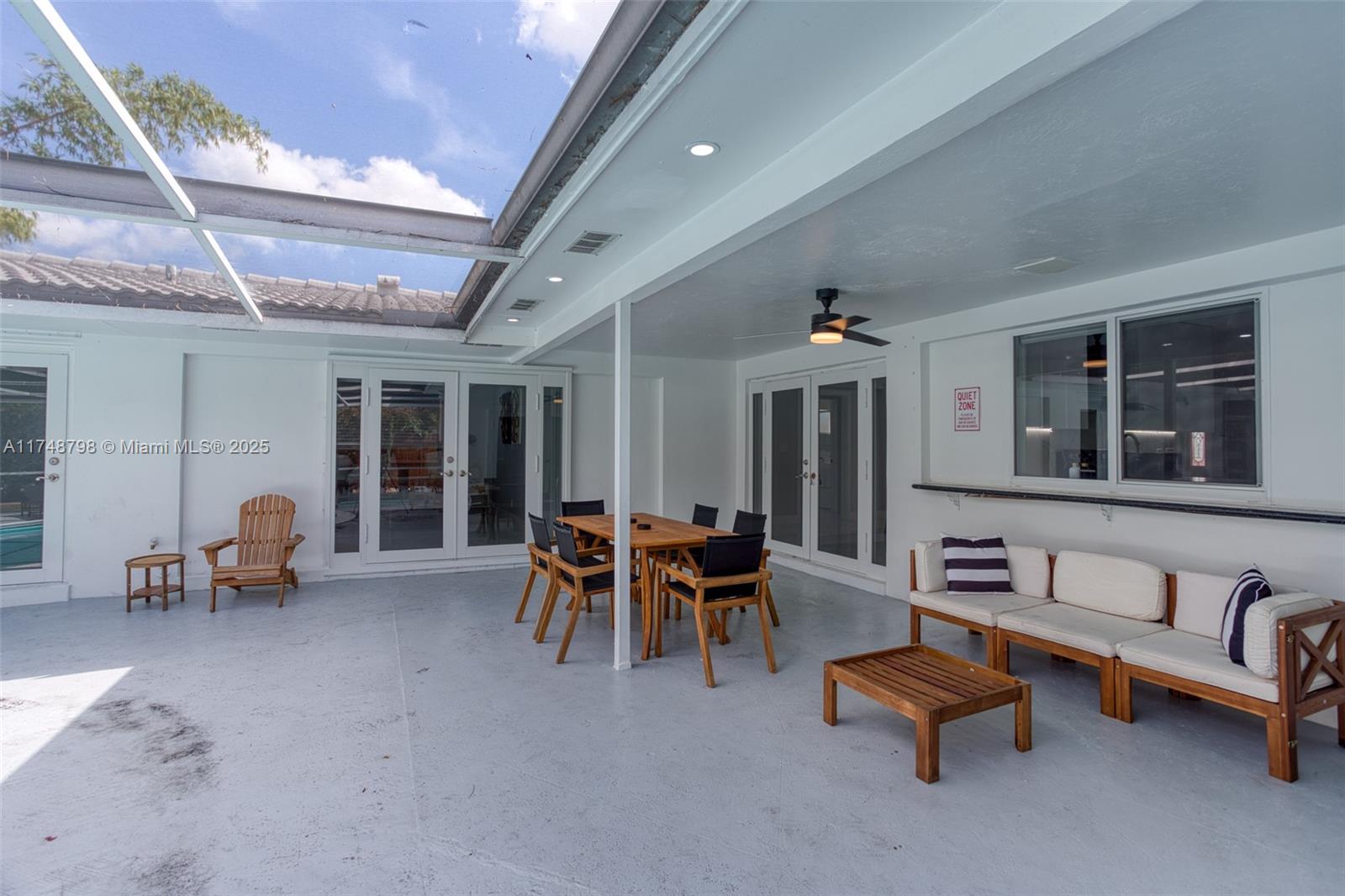 HOLLYWOOD HILLS - Residential