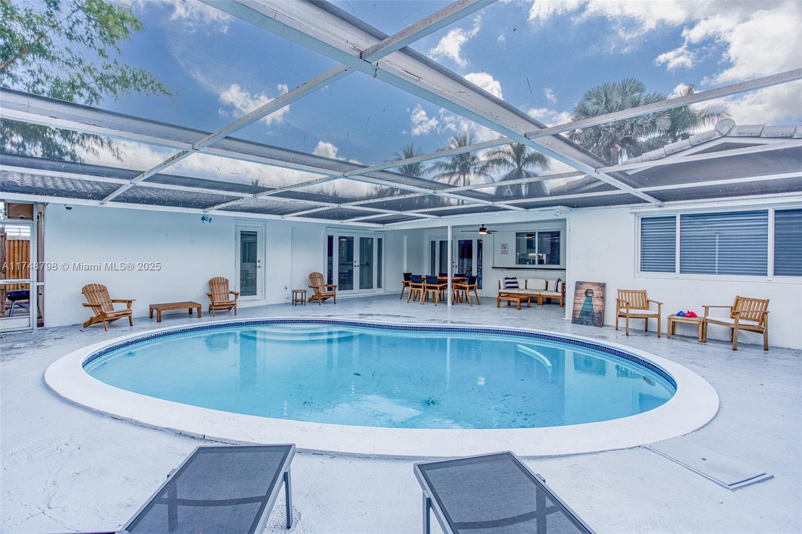 HOLLYWOOD HILLS - Residential