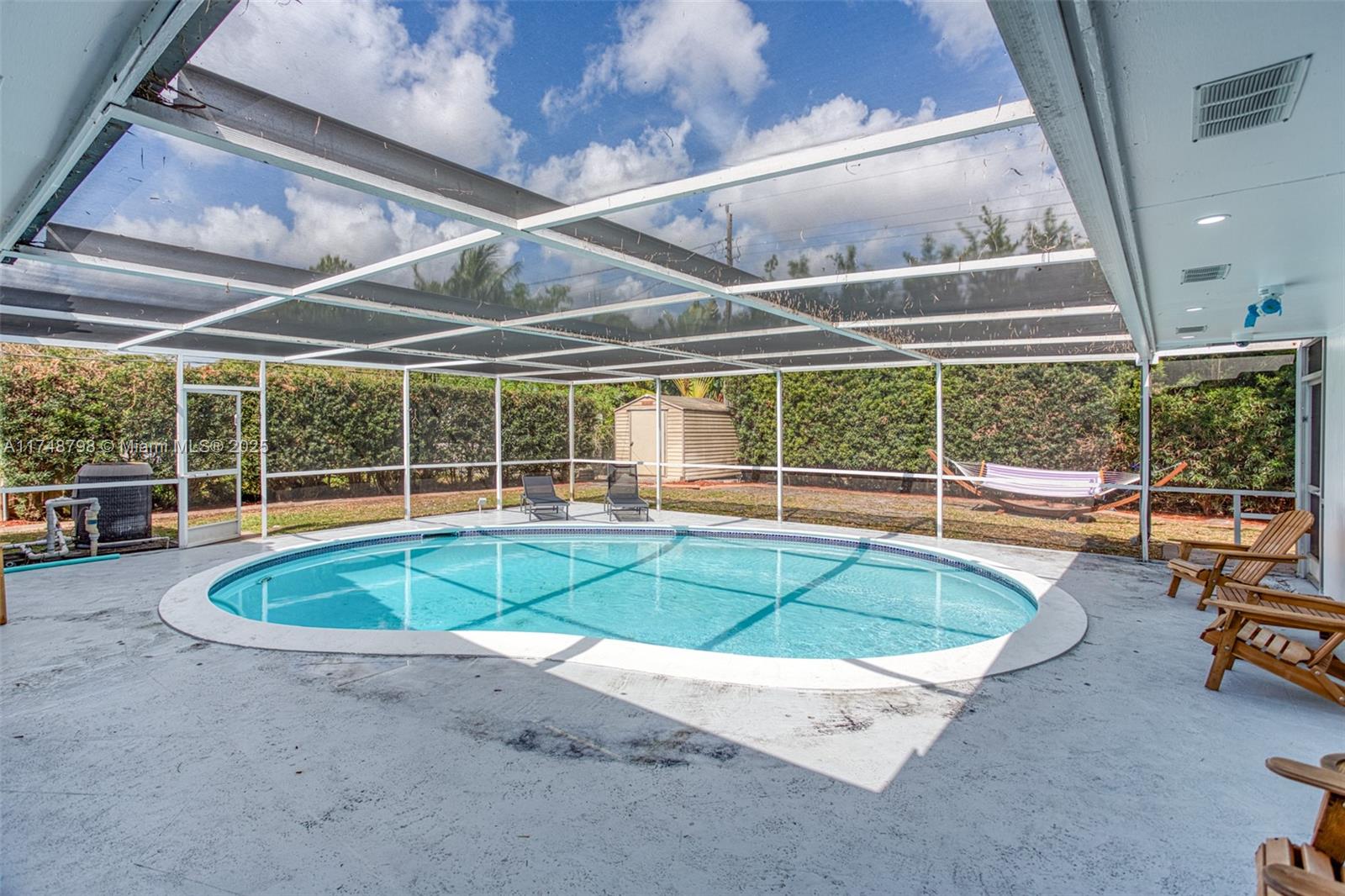 HOLLYWOOD HILLS - Residential