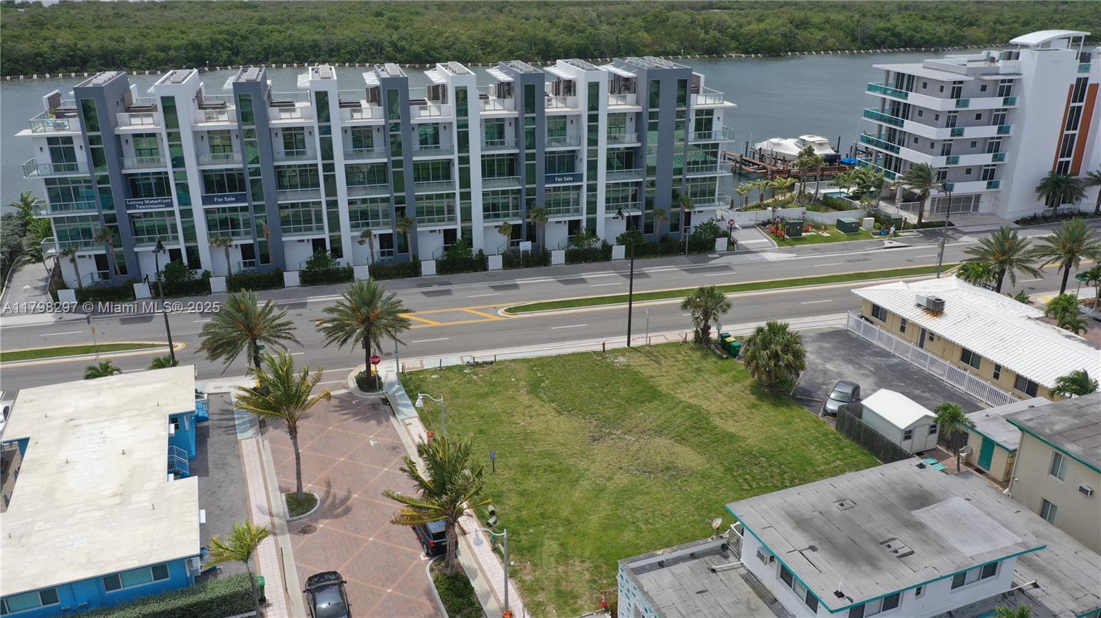 VACANT LAND!!!.Unique corner lot,in a fully developed area,literally steps from the beach.Develop your project in
this expanding neighborthhood,in the exclusive Hollywood Beach.
It is the Buyers responsibilty to verify with the City of Hollywood and associated agencies regarding zoning and redevelopment ordinances.