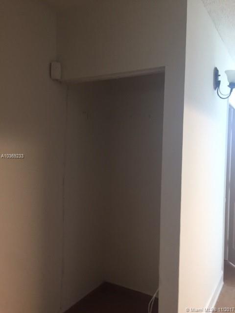 nice duplex in hallandale , close to aventura and hallandale beach blvd, big back yard 2 bed and 1 bath, washer and dryer insede the unit. tile all thruoght the apt, nice neighborgs , quite palce