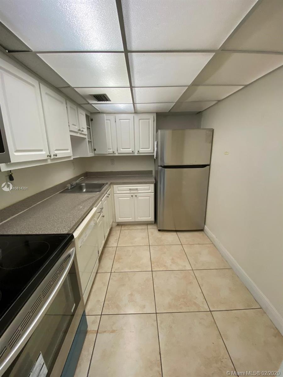 Beautiful 1/1/1 located in sans souci, a very quiet building featuring a community laundry, pool, and gated parking. its walking to restaurants and shops and just a few minutes from the beach