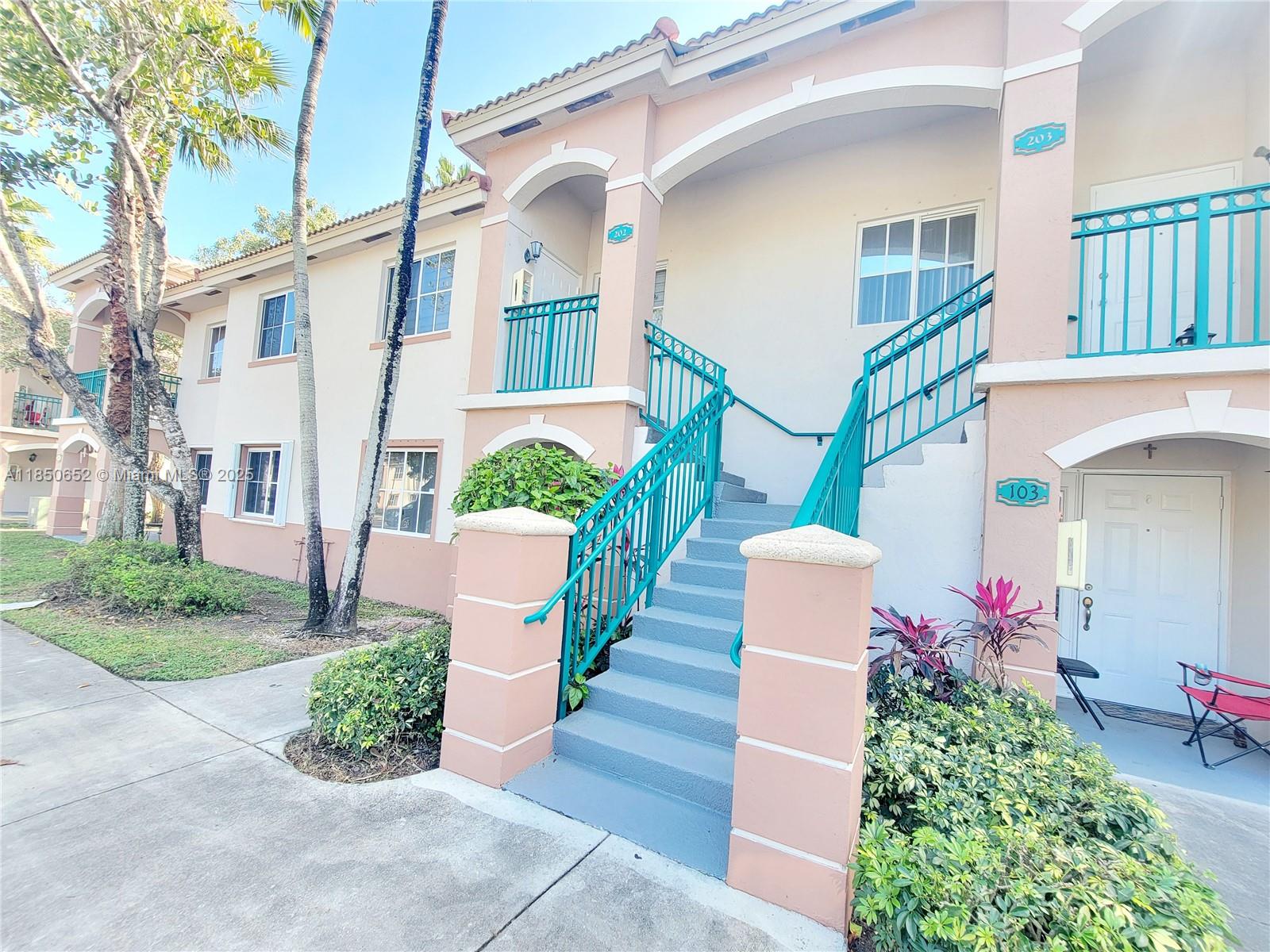 2/2 CONDO in Homestead AT VENETIA GARDENS SOUTH! Located next to Publix, close to Florida's turnpike, outlet mall, municipal park and the Florida Keys. Easy to show