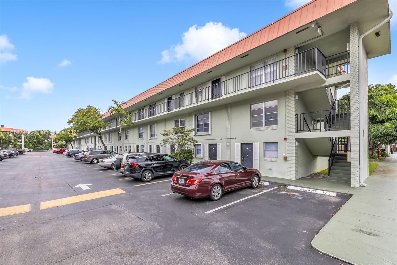 RACQUET CLUB - Residential