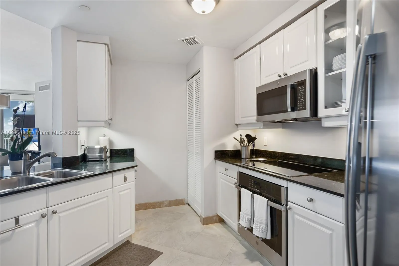 Key Biscayne, Florida 33149, United States, 2 Bedrooms Bedrooms, ,2 BathroomsBathrooms,Residential,Active,12044