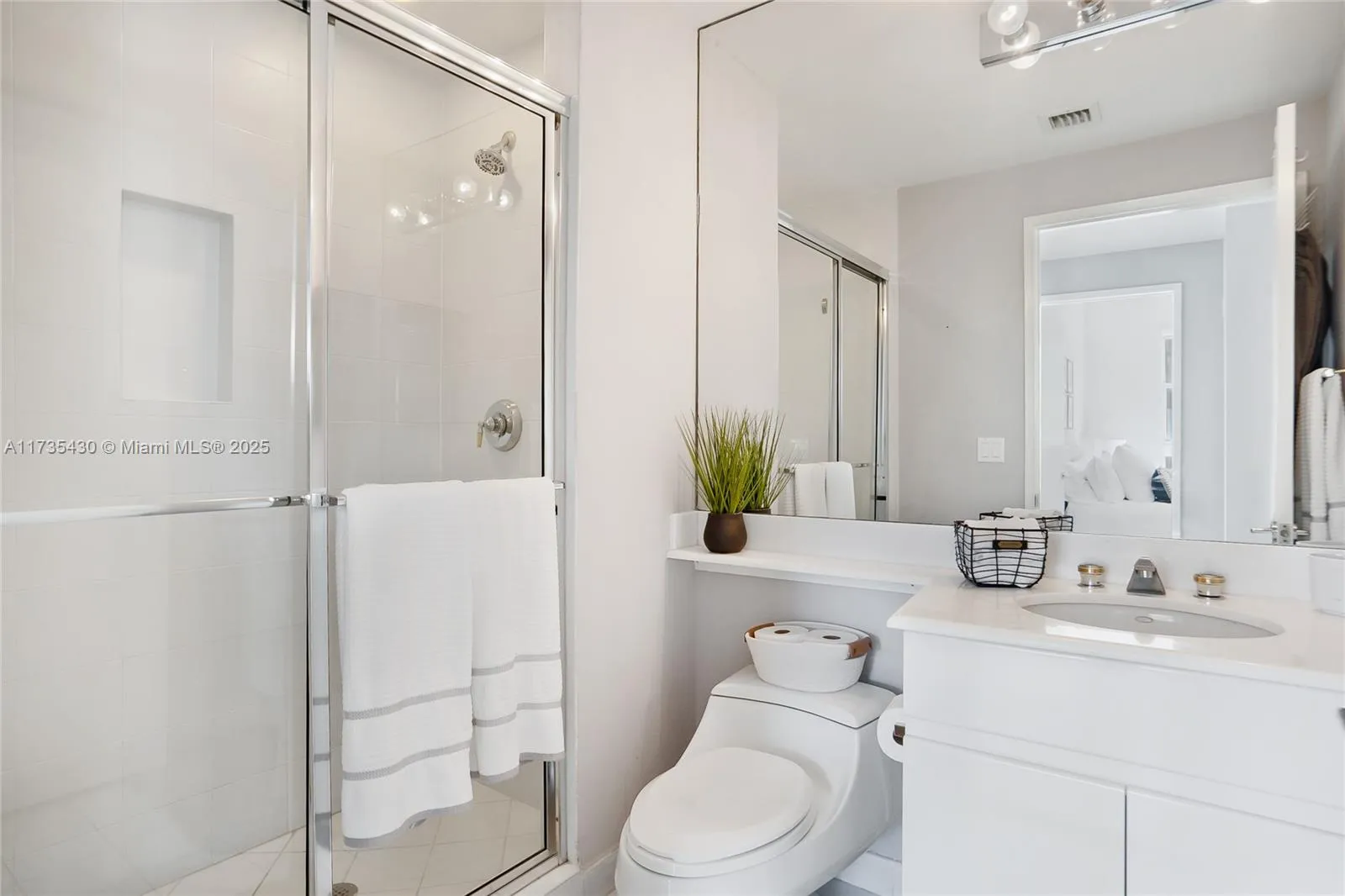 Key Biscayne, Florida 33149, United States, 2 Bedrooms Bedrooms, ,2 BathroomsBathrooms,Residential,Active,12044