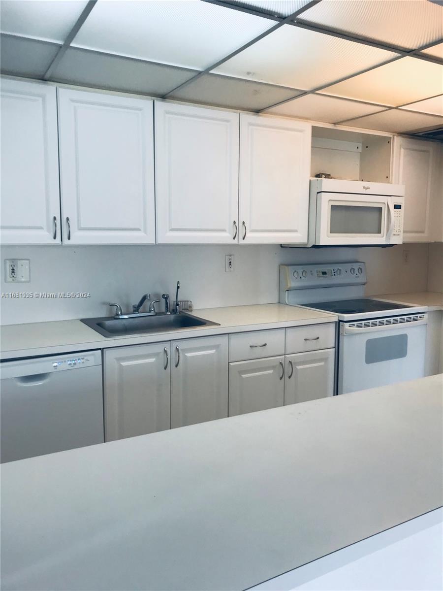 LAKEVIEW GARDENS AT MIAMI - Residential