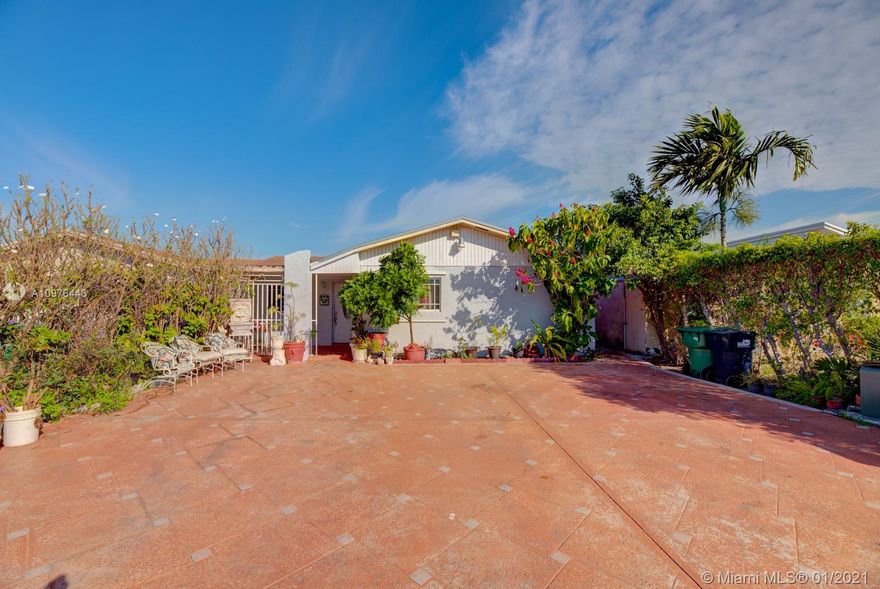 Location, Location, Location! Don't miss out on this wonderful 3 bed 2 bath plus den single family home located in Les Chalets. Property features tile floors throughout, 10 year old roof, 3 year old central a/c, vaulted ceilings, covered terrace with backyard perfect for entertaining and much more! Close to FIU, and shopping malls.