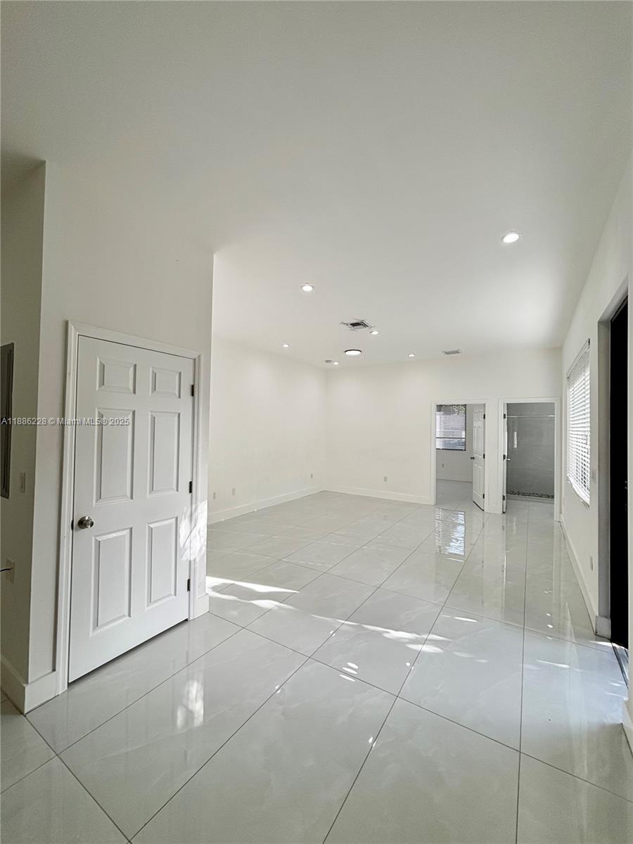 HOLLYWOOD COUNTRY ESTATES - Residential Lease
