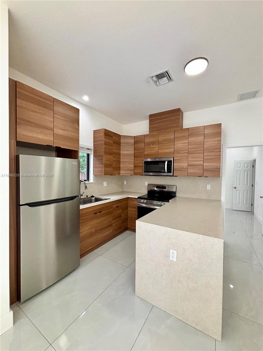 HOLLYWOOD COUNTRY ESTATES - Residential Lease