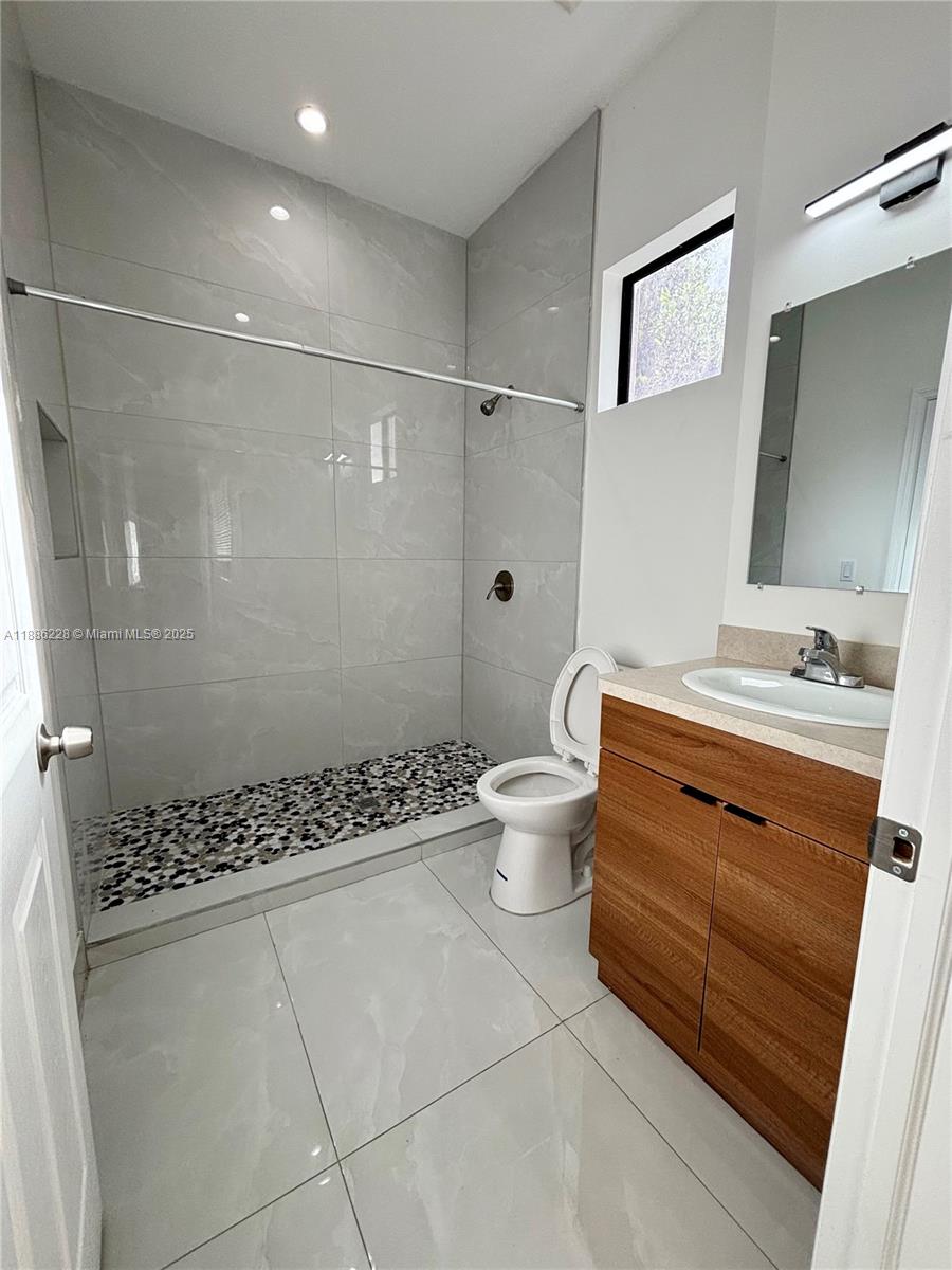 HOLLYWOOD COUNTRY ESTATES - Residential Lease