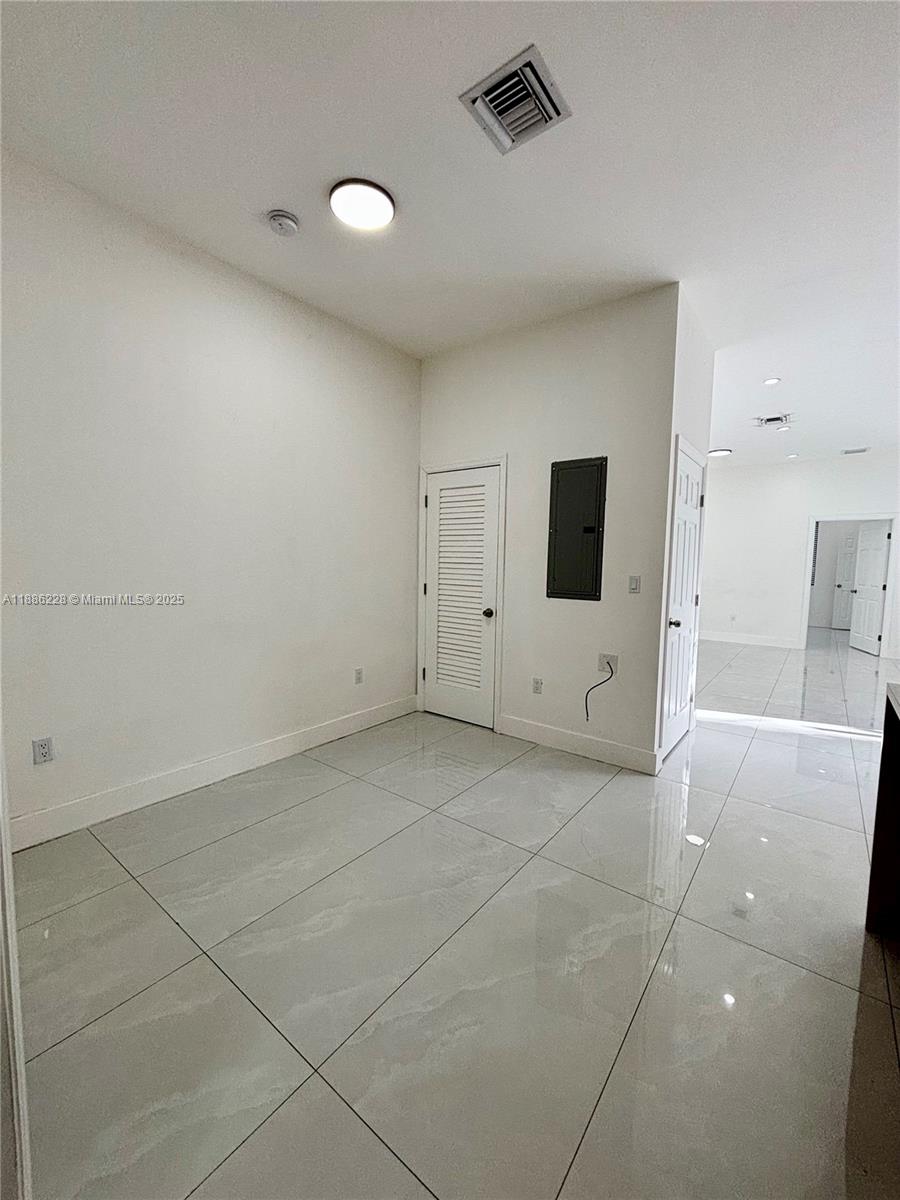 HOLLYWOOD COUNTRY ESTATES - Residential Lease
