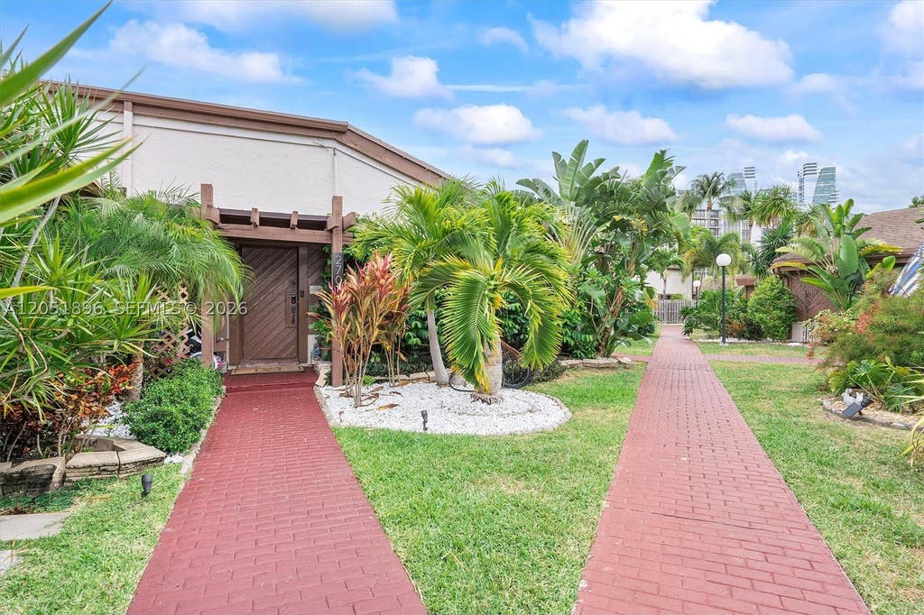 Photo of 2707 S Parkview Dr, Hallandale Beach, FL 33009 (MLS # A12051896)