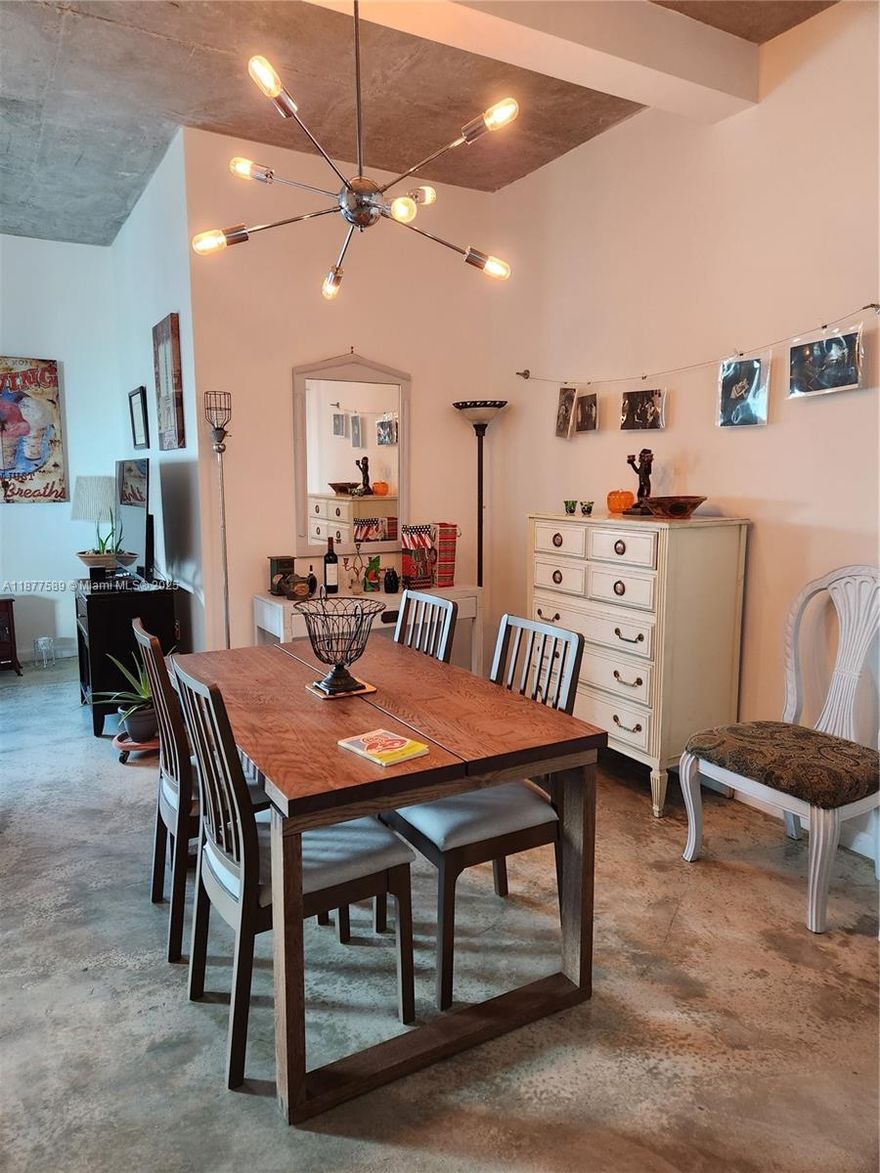 Beautiful loft apartment located in the heart of downtown Miami across from a Metromover Station. Walking distance to Bayfront Park, restaurants, and entertainment.