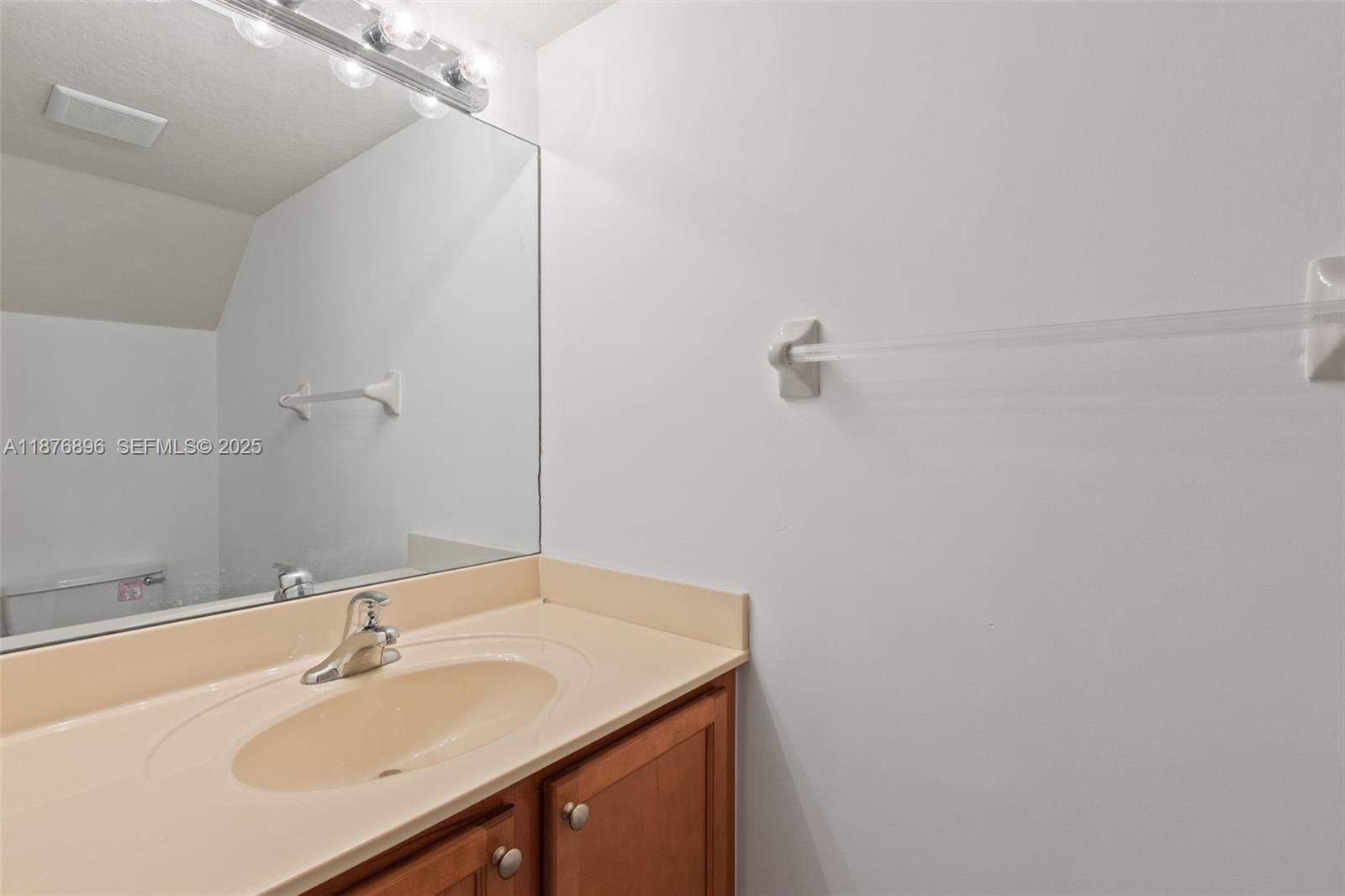 LAKES BY THE BAY EVE REPL - Residential Lease