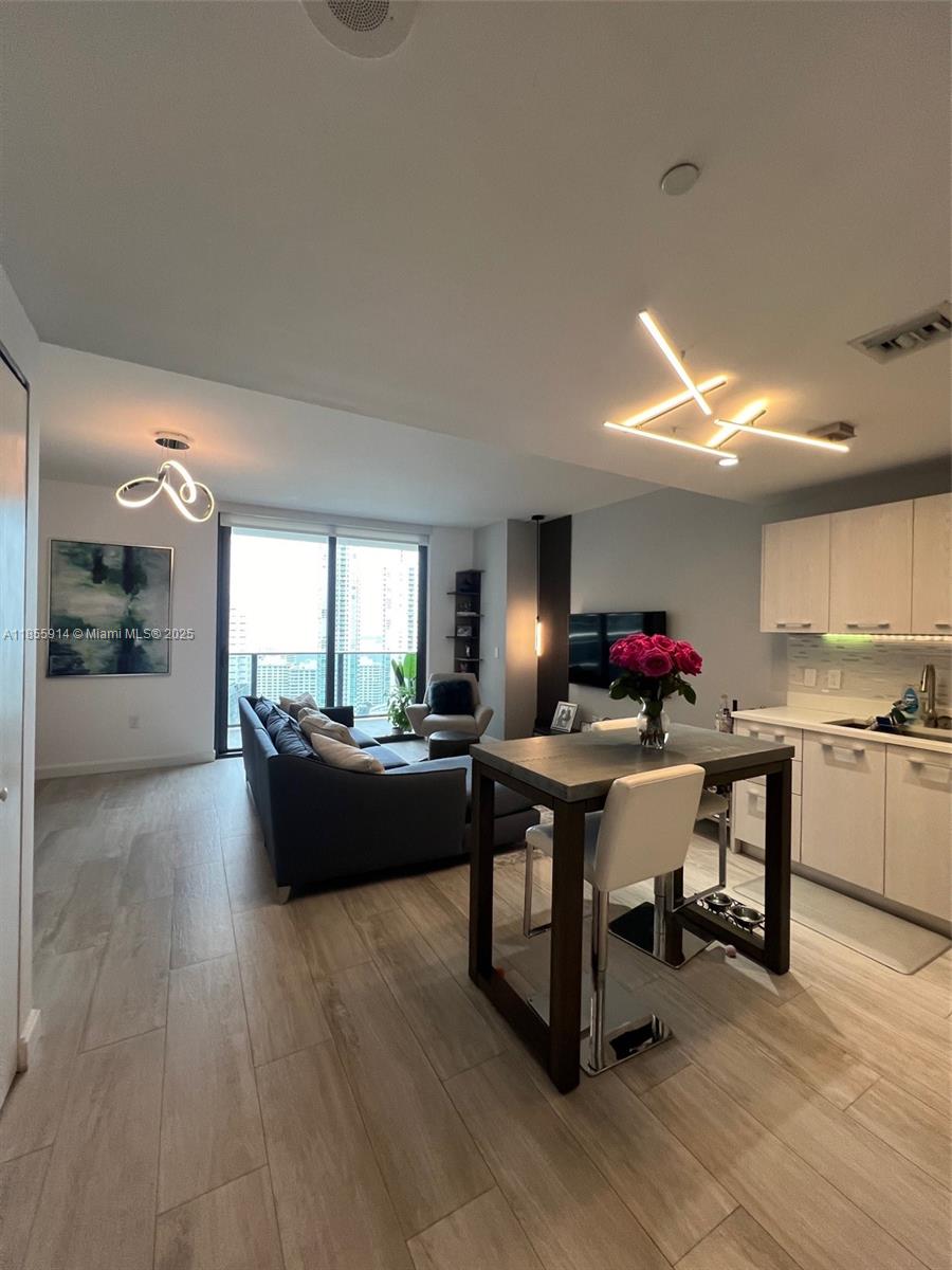 45 SW 9th St 2702