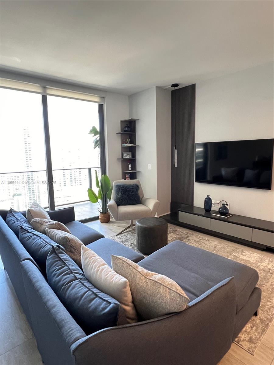 45 SW 9th St 2702